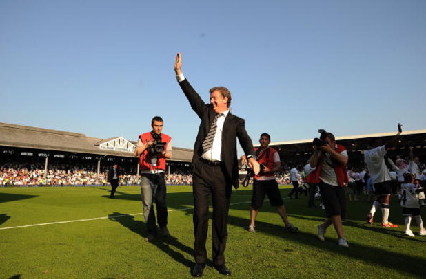 LONDON, ENGLAND - MAY 24:  Manager Roy Hodgson of Fulham applauds the fans as he does a lap of honour with his team during the Barclays Premier League match between Fulham and Everton at Craven Cottage on May 24, 2009 in London, England.  (Photo by Christ