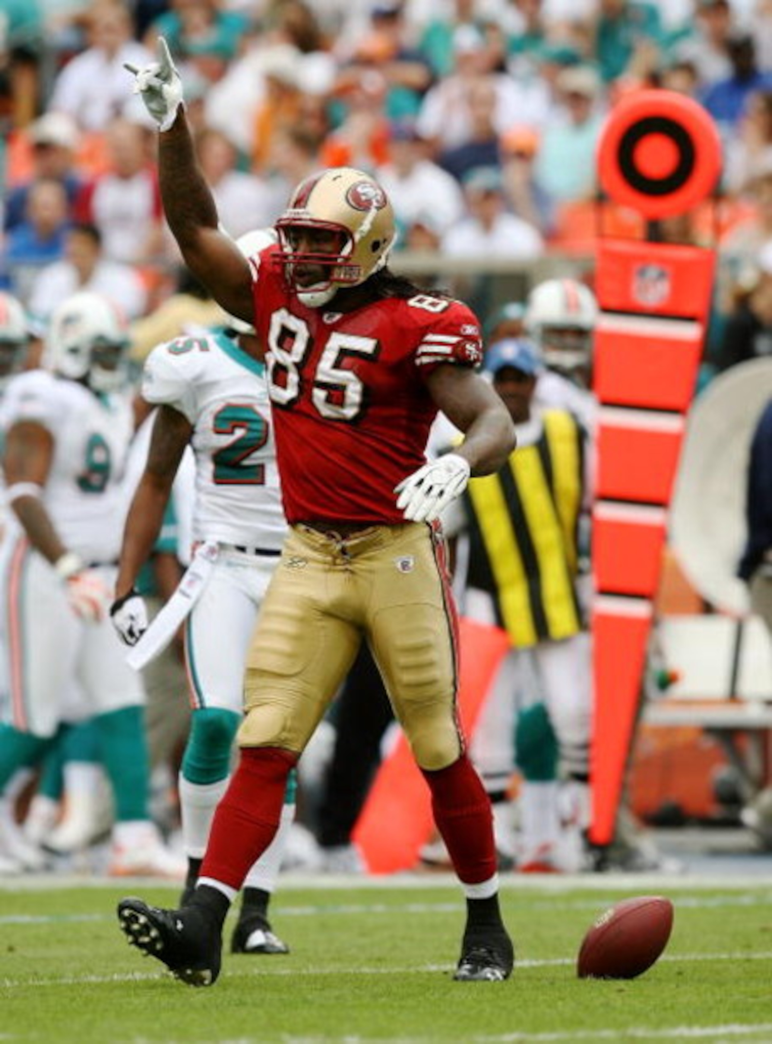MIAMI - DECEMBER 14:  Tight end Vernon Davis #85 of the San Francisco 49ers celebrates after making a catch against the Miami Dolphins at Dolphin Stadium on December 14, 2008 in Miami, Florida. The Dolphins defeated the 49ers 14-9.  (Photo by Doug Benc/Ge