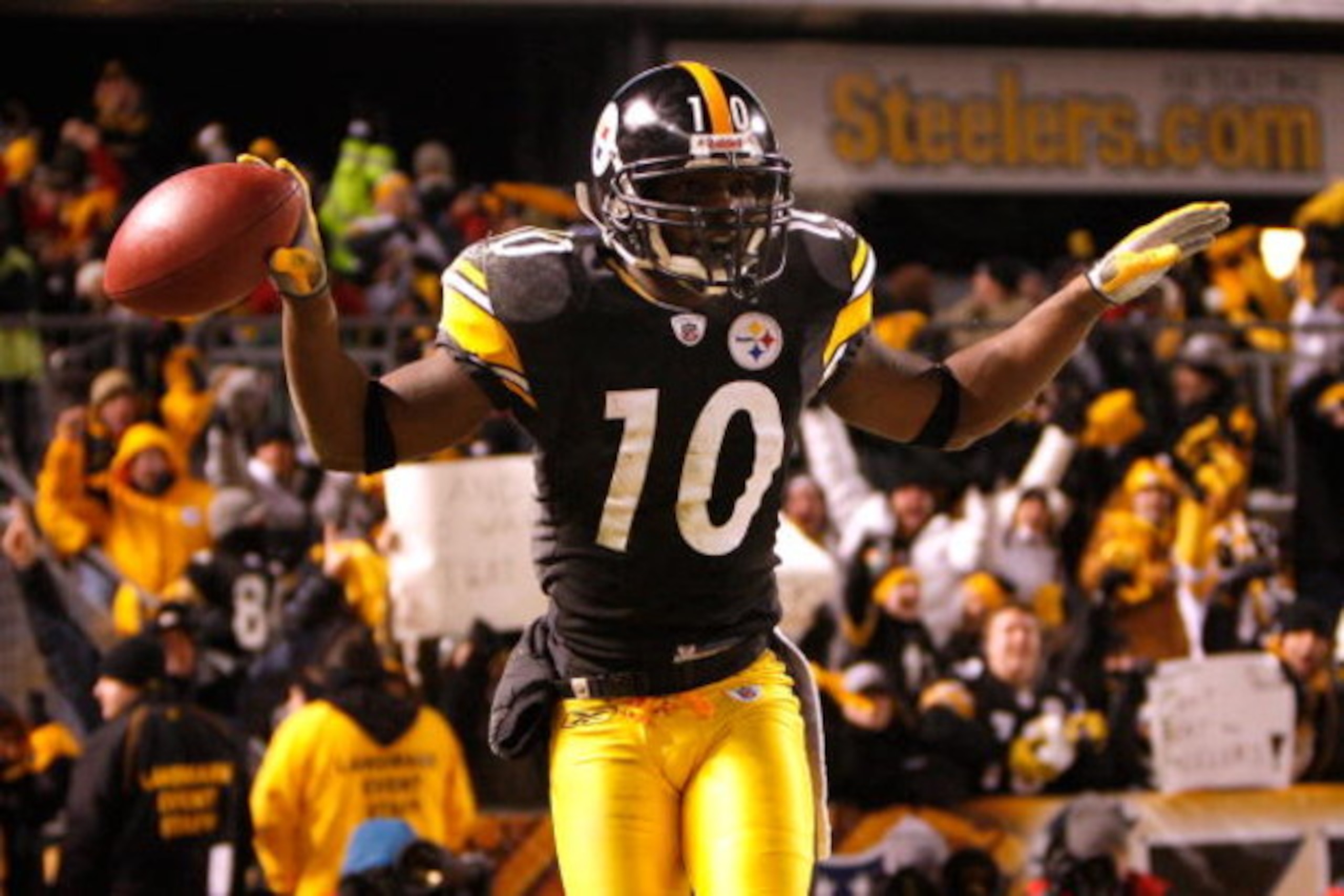 PITTSBURGH - JANUARY 18:  Santonio Holmes #10 of the Pittsburgh Steelers celebrates in the endzone after he scored on a 65-yard touchdown reception in the second quarter against the Baltimore Ravens during the AFC Championship game on January 18, 2009 at 