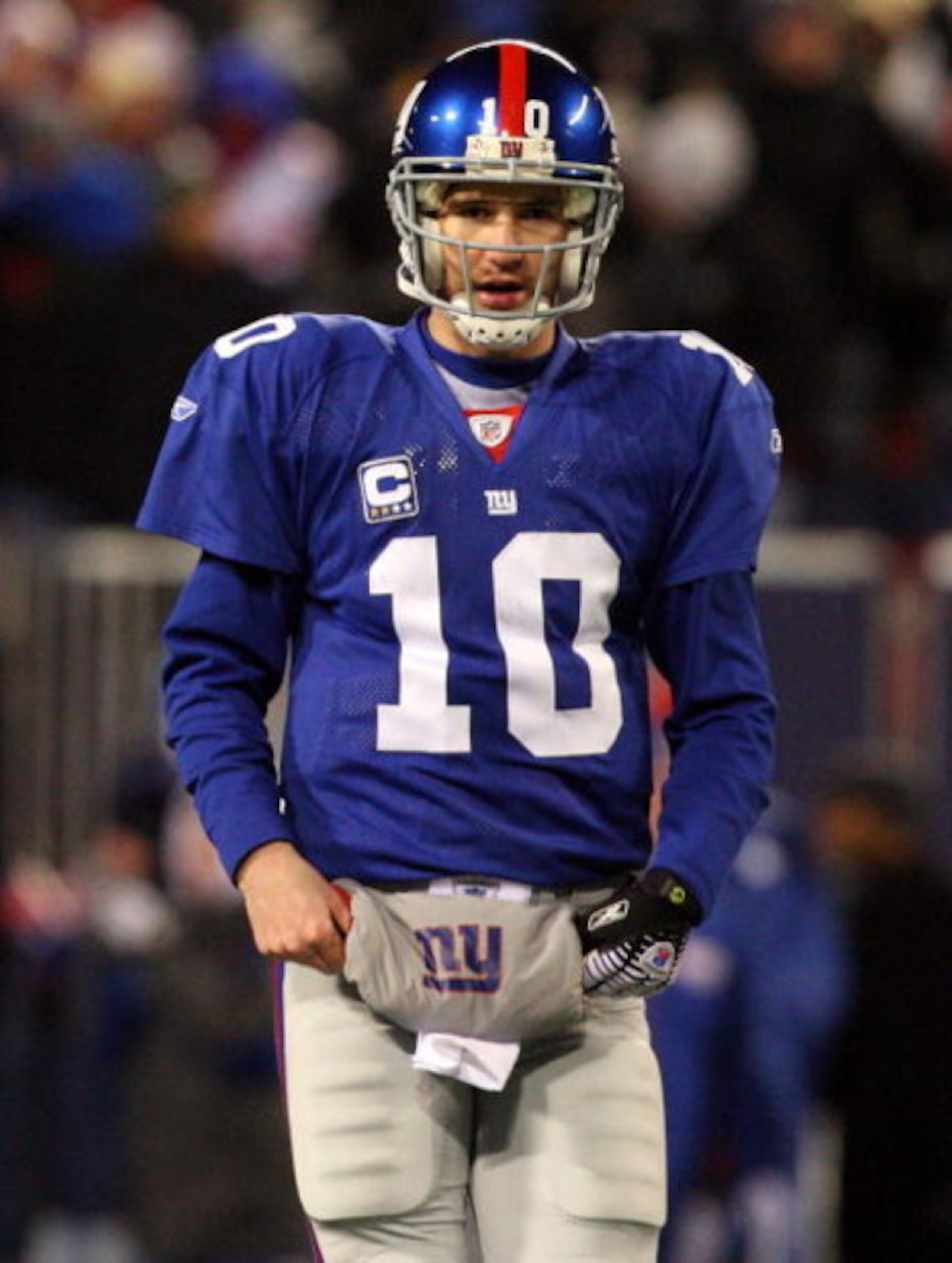 EAST RUTHERFORD, NJ - DECEMBER 21:  Eli Manning #10 of the New York Giants looks on against the Carolina Panthers on December 21, 2008 at Giants Stadium in East Rutherford, New Jersey.  (Photo by Jim McIsaac/Getty Images)