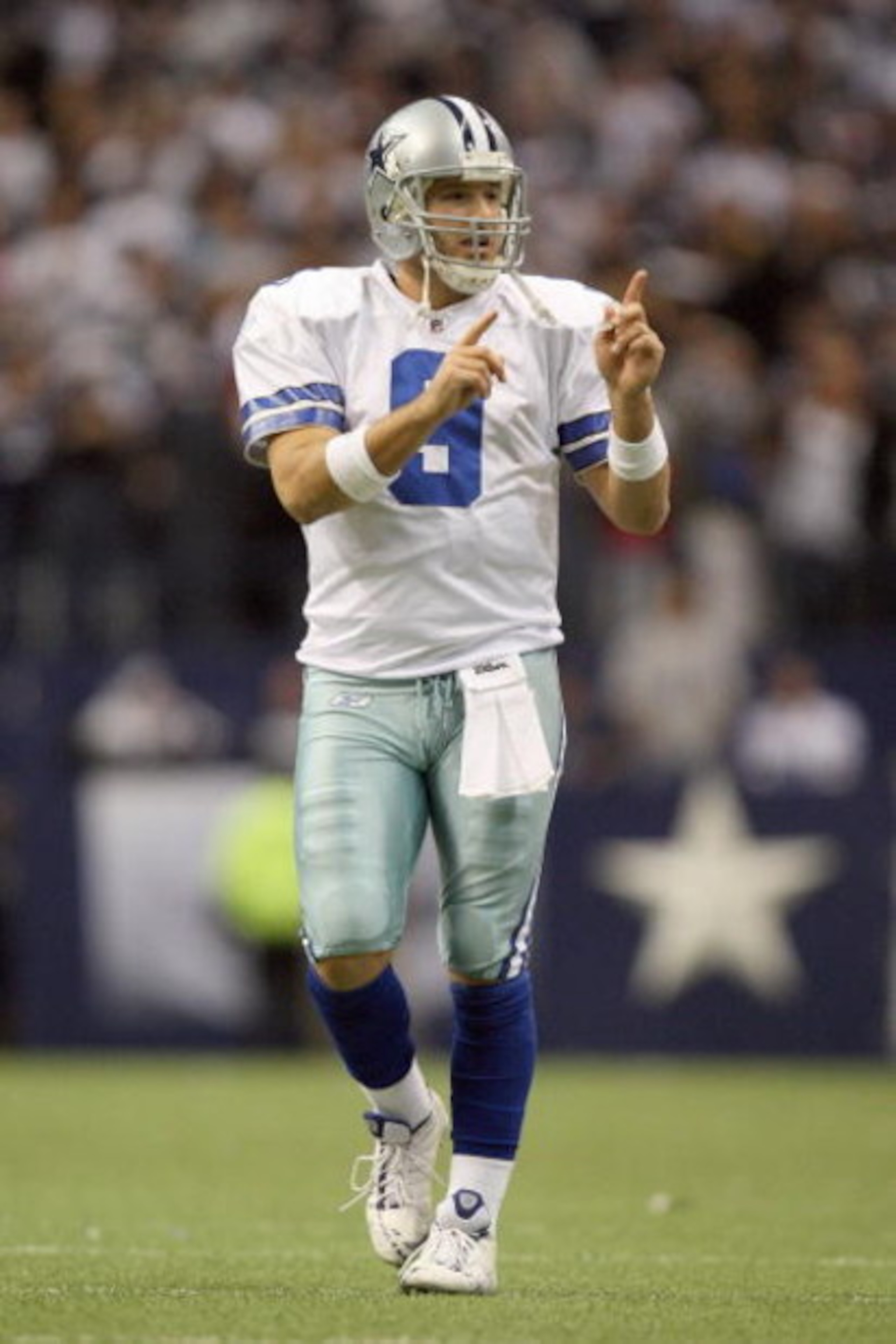 IRVING, TX - DECEMBER 14: Tony Romo #9 of the Dallas Cowboys motions on the field against the New York Giants at Texas Stadium on December 14, 2008 in Irving, Texas. (Photo by Ronald Martinez/Getty Images)