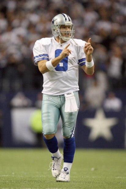 IRVING, TX - DECEMBER 14: Tony Romo #9 of the Dallas Cowboys motions on the field against the New York Giants at Texas Stadium on December 14, 2008 in Irving, Texas. (Photo by Ronald Martinez/Getty Images)