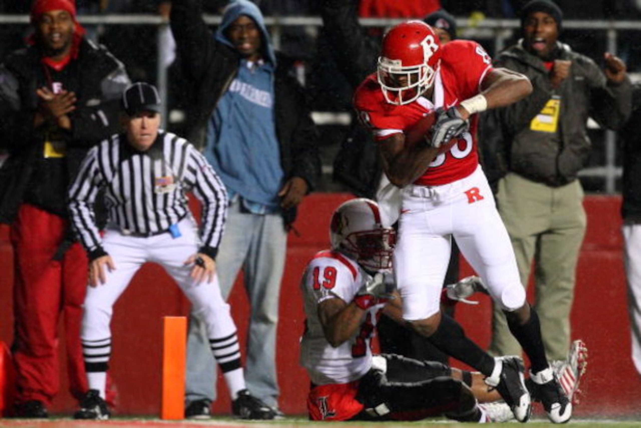 PISCATAWAY, NJ - DECEMBER 04:  Kenny Britt #88 of the Rutgers Scarlet Knights runs in the second touchdown during the second quarter against the Louisville Cardinals at Rutgers Stadium on December 4, 2008 in Piscataway, New Jersey.  (Photo by Jim McIsaac/