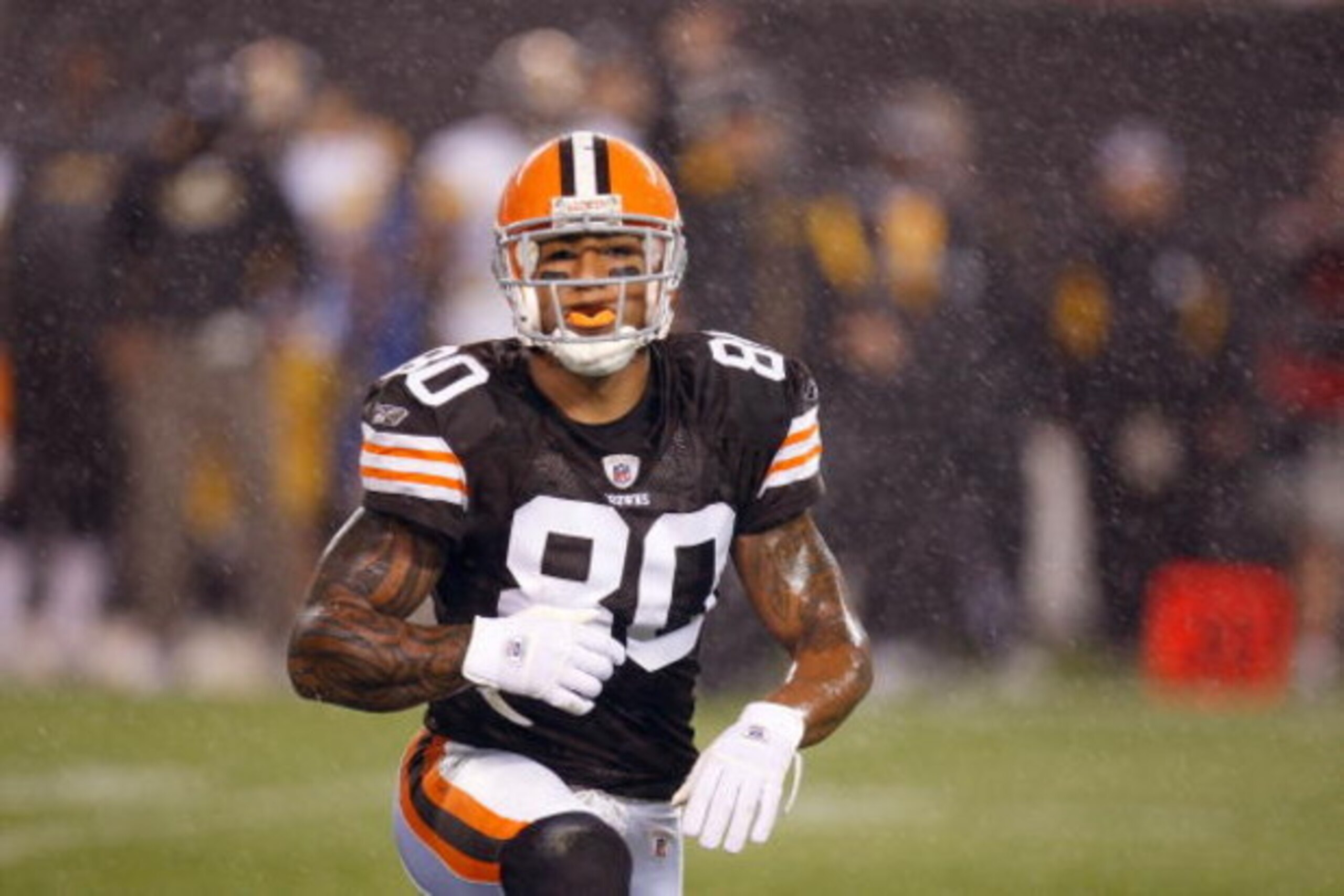 CLEVELAND, OH - SEPTEMBER 14:  Kellen Wiinslow #80 of the Cleveland Browns looks on during the game against the Pittsburgh Steelers on September 14, 2008 at Cleveland Browns Stadium in Cleveland, Ohio. The Steelers defeated the Browns 10-6. (Photo by Greg