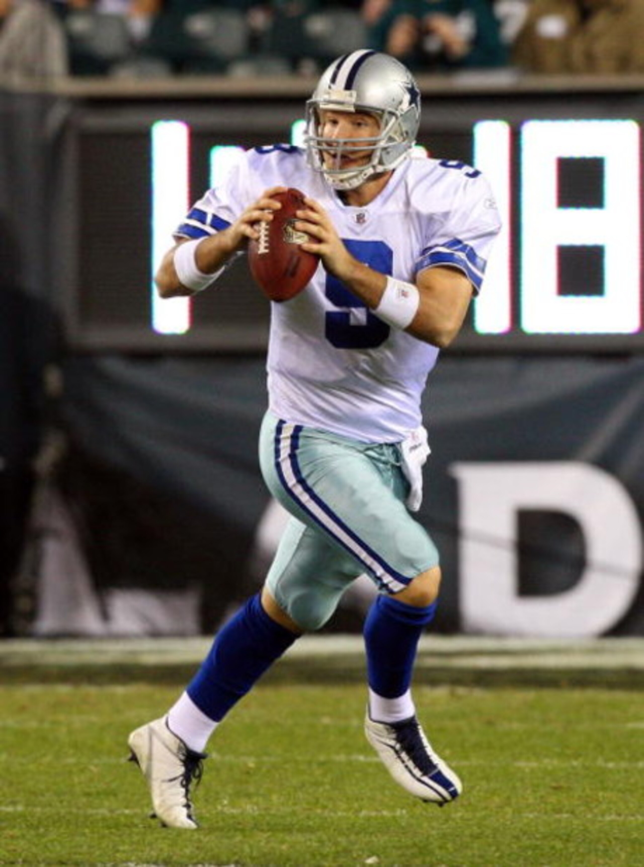 PHILADELPHIA - DECEMBER 28:  Tony Romo #9 of the Dallas Cowboys scrambles against the Philadelphia Eagles on December 28, 2008 at Lincoln Financial Field in Philadelphia, Pennsylvania.  (Photo by Jim McIsaac/Getty Images)