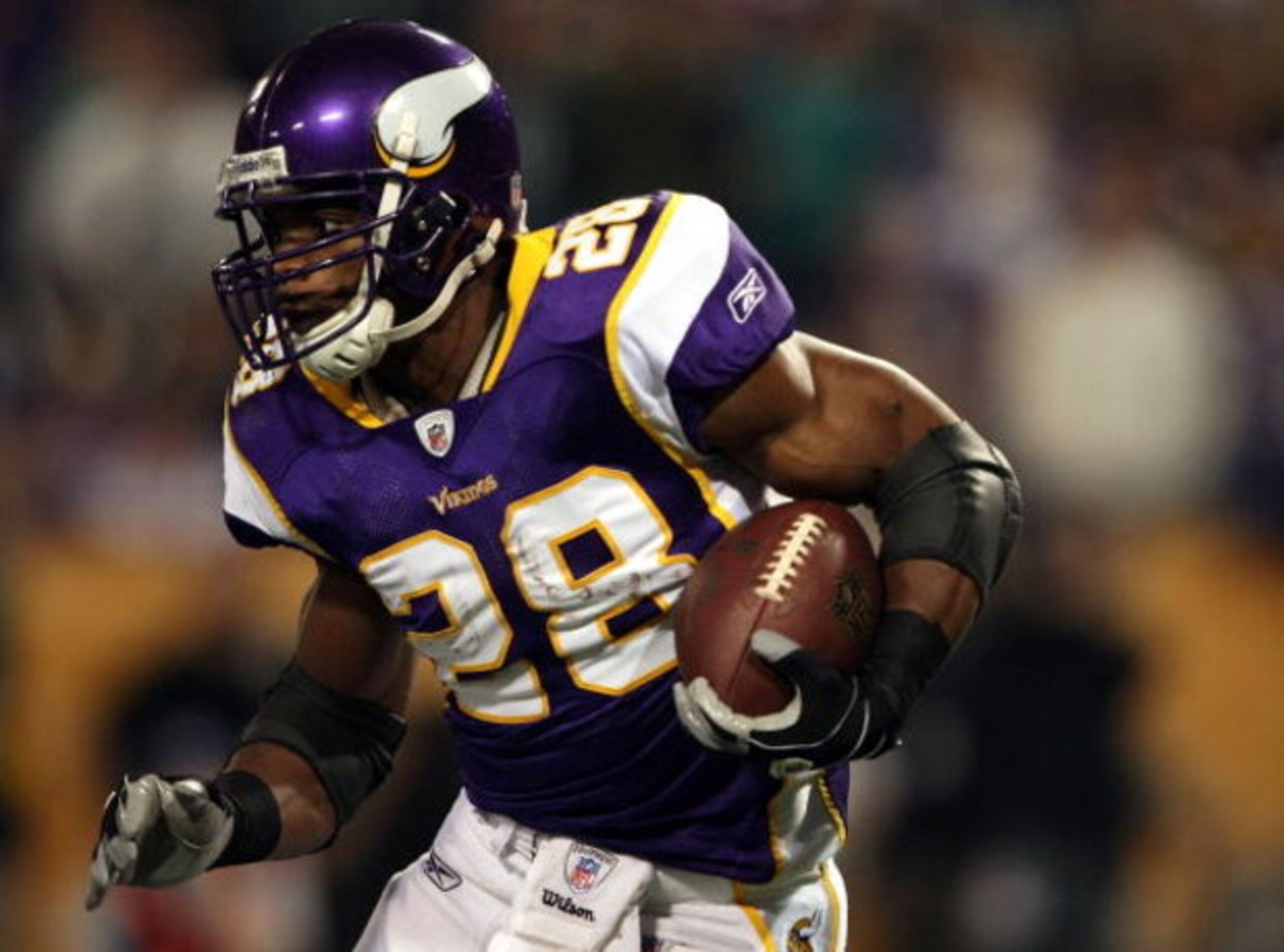 MINNEAPOLIS - JANUARY 4:   Adrian Peterson #28 of the Minnesota Vikings carries the ball in the first half against the Philadelphia Eagles during the NFC Wild Card playoff game on January 4,2009 at the Hubert H. Humphrey Metrodome in Minneapolis, Minnesot