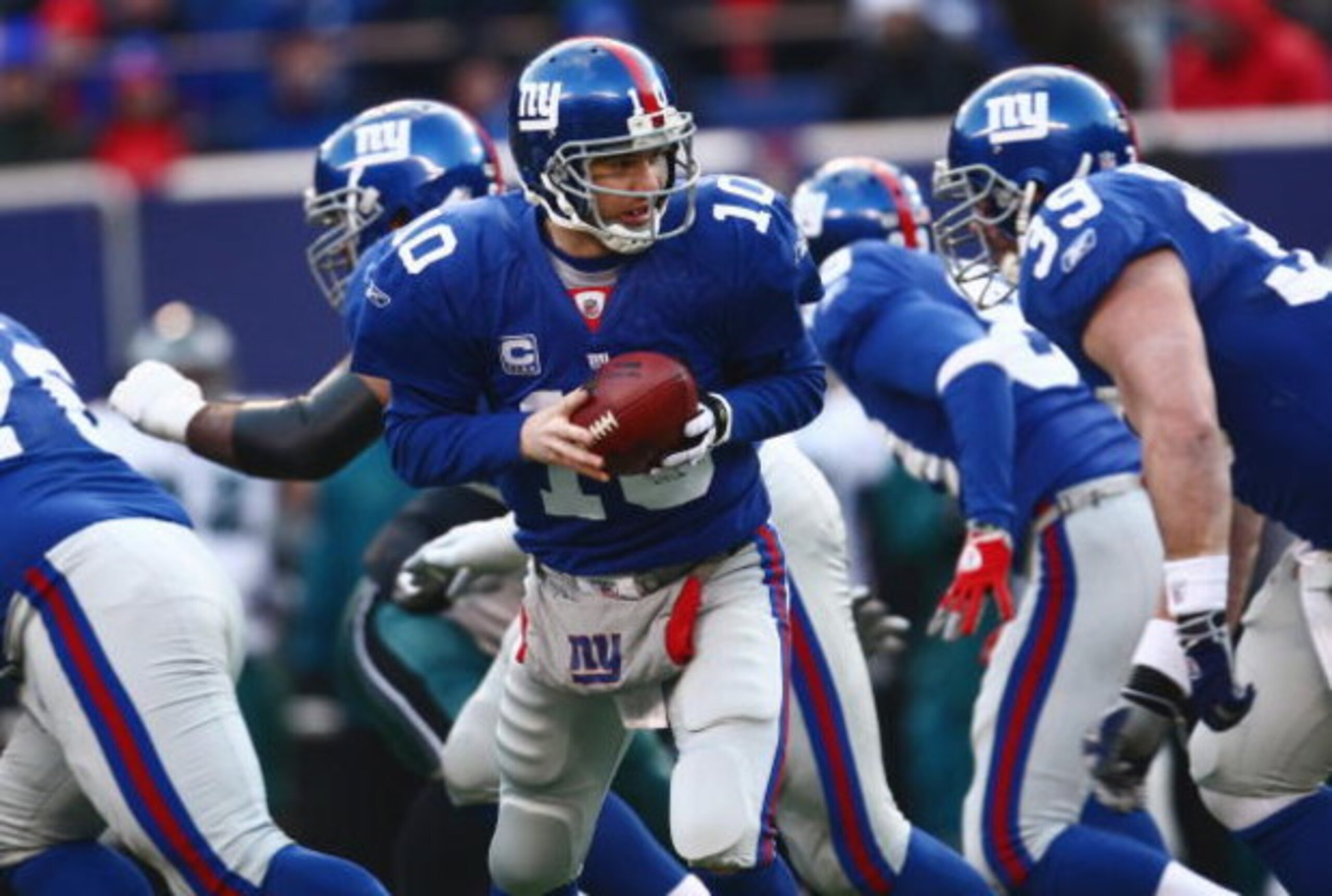 EAST RUTHERFORD, NJ -  JANUARY 11:  Eli Manning #10 of the New York Giants looks to hand off the ball against the Philadelphia Eagles during the NFC Divisional Playoff Game on January 11, 2009 at Giants Stadium in East Rutherford, New Jersey.  The Eagles 
