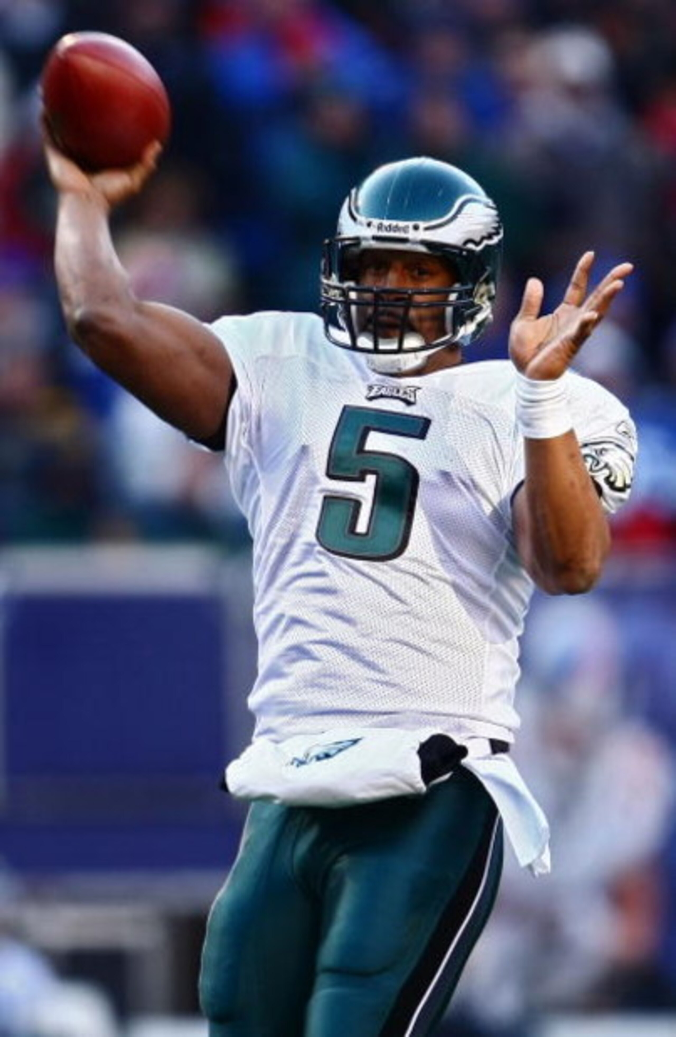 EAST RUTHERFORD, NJ - JANUARY 11:  Donovan McNabb #5 of the Philadelphia Eagles looks to pass against the New York Giants during the NFC Divisional Playoff Game on January 11, 2009 at Giants Stadium in East Rutherford, New Jersey.  (Photo by Chris McGrath