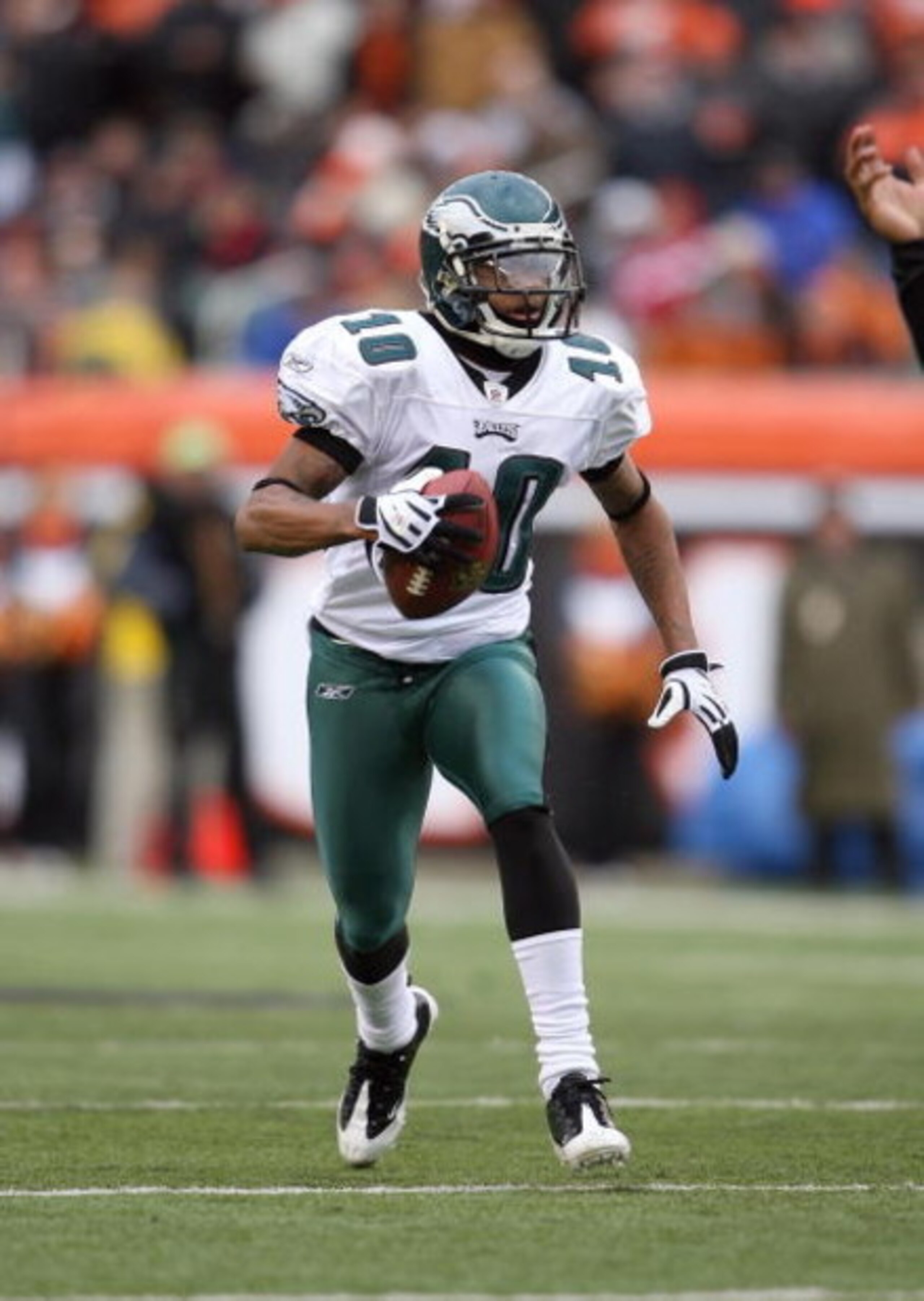 CINCINNATI - NOVEMBER 16:  DeSean Jackson #10 of the Philadelphia Eagles runs with the ball during the NFL game against the Cincinnati Bengals at Paul Brown Stadium on November 16, 2008 in Cincinnati, Ohio. The Eagles and Bengals played to a 13-13. (Photo