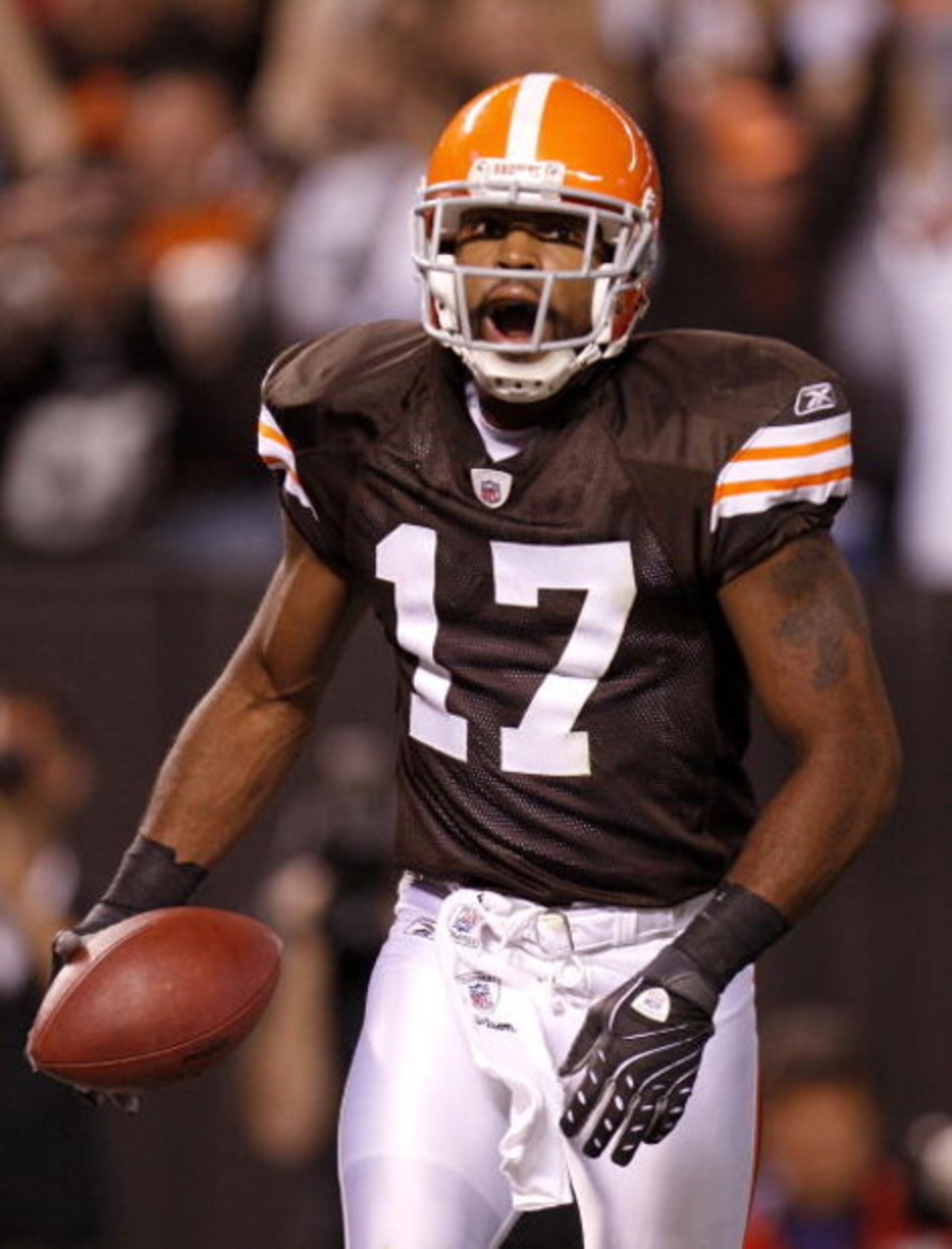 CLEVELAND - OCTOBER 13:  Braylon Edwards #17 of the Cleveland Browns reacts after catching a fourth quarter touchdown against the New York Giants on October 13, 2008 at Cleveland Browns Stadium in Cleveland, Ohio. Cleveland won the game 35-14.  (Photo by 