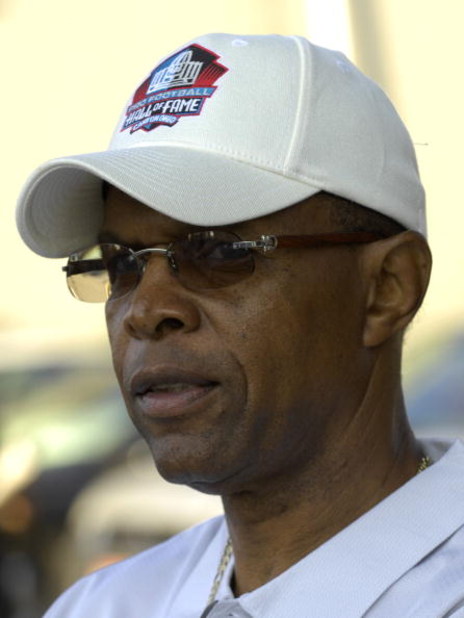 CANTON, OH - AUGUST 04:  Former Chicago Bears running back Gale Sayers rides in a parade before the Class of 2007 Pro Football Hall of Fame Enshrinement Ceremony August 4, 2007 in Canton, Ohio.  (Photo by Al Messerschmidt/Getty Images)