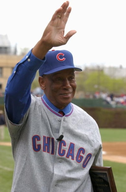CHICAGO - APRIL 25:  Chicago Cubs legend Ernie Banks presents a plaque to Sammy Sosa #21 of the Chicago Cubs honoring Sosa for breaking Banks' Cubs' home run record of 512 before a game against the New York Mets on April 25, 2004 at Wrigley Field in Chica
