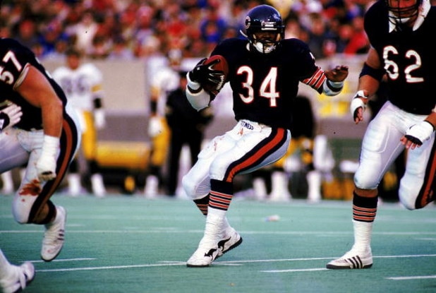 22 Aug 1987:  Walter Payton #34 of the Chicago Bears moves with the ball during the game against the Pittsburgh Steelers at Soldier Field in Chicago, Illinois. The Bears defeated the Steelers 13-10. Mandatory Credit: Jonathan Daniel  /Allsport