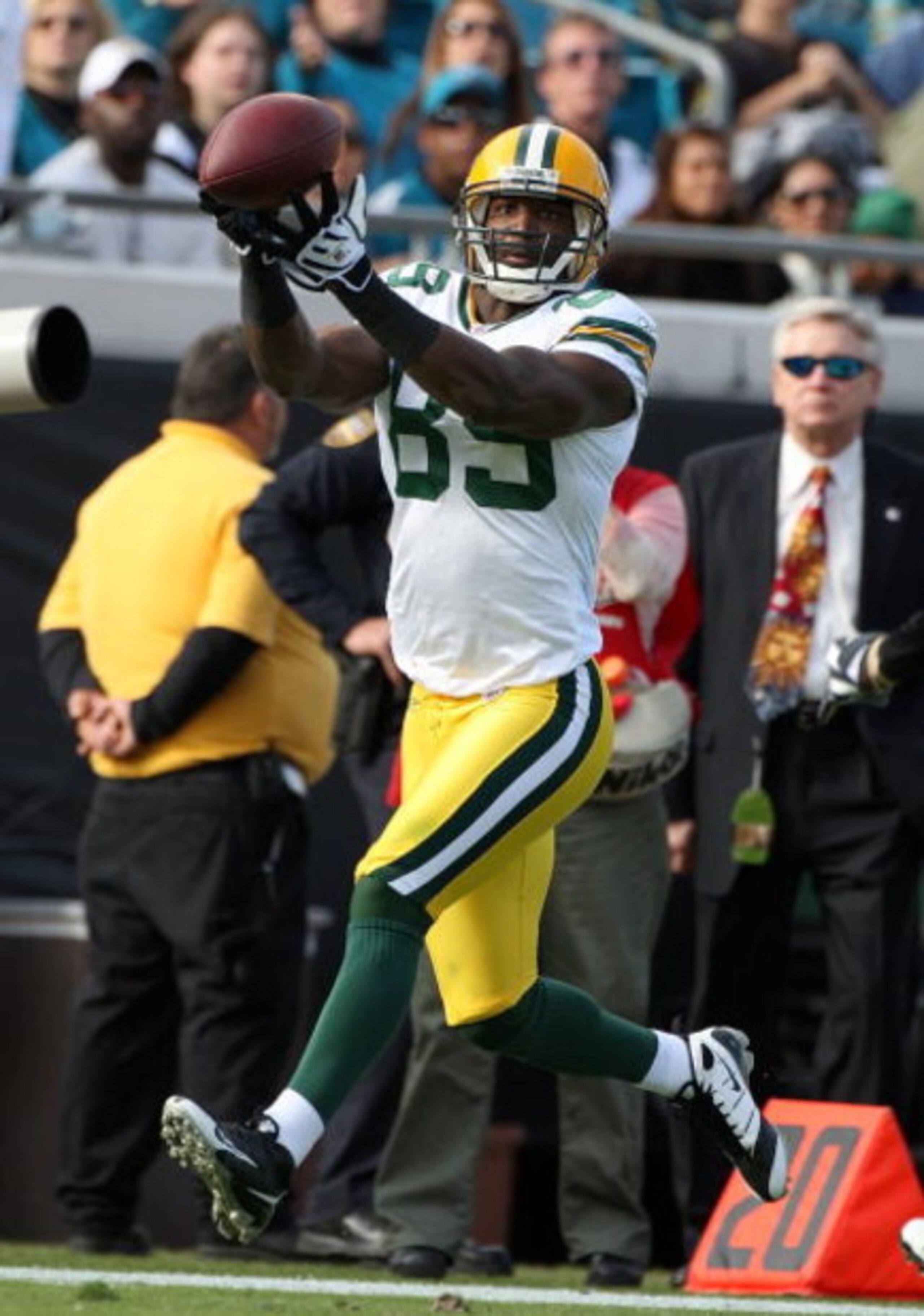 JACKSONVILLE, FL - DECEMBER 14:  Greg Jennings #85 makes a reception during the game against the Jacksonville Jaguars at Jacksonville Municipal stadium on December 14, 2008 in Jacksonville, Florida.  (Photo by Sam Greenwood/Getty Images)