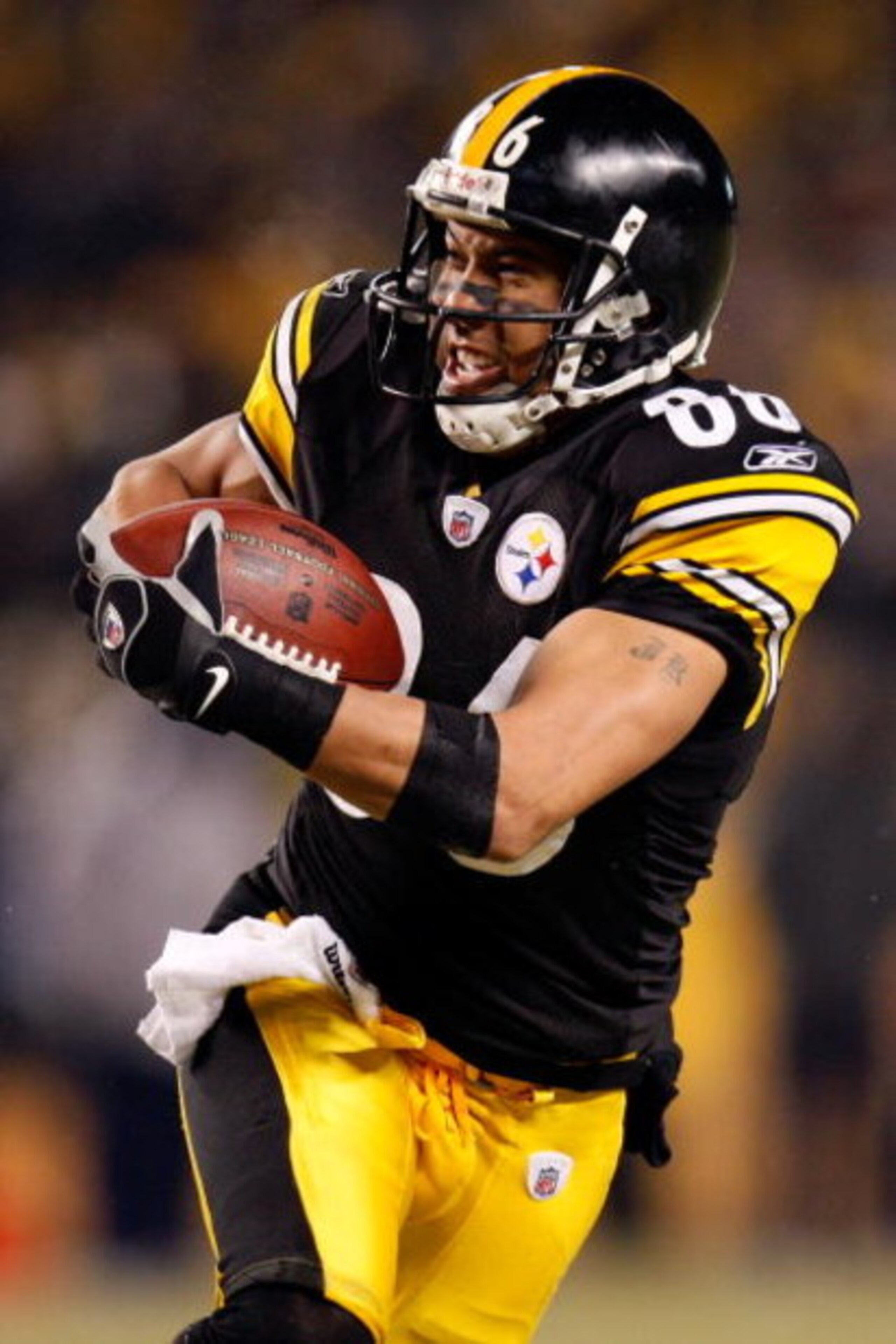 PITTSBURGH - JANUARY 11:  Hines Ward #86 of the Pittsburgh Steelers runs for yards after the catch against the San Diego Chargers during their AFC Divisional Playoff Game on January 11, 2009 at Heinz Field in Pittsburgh, Pennsylvania.  (Photo by Gregory S