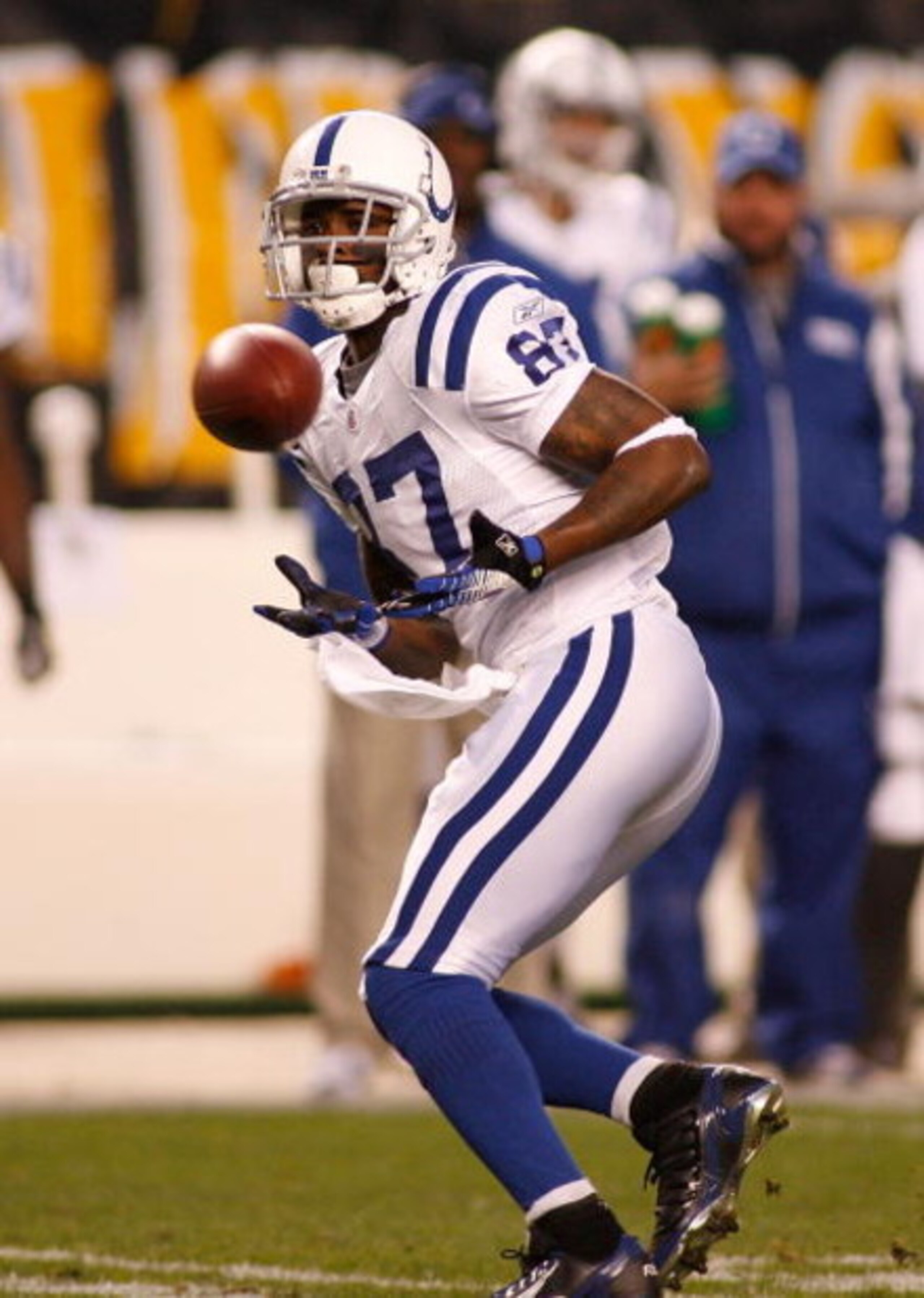 PITTSBURGH - NOVEMBER 09: Reggie Wayne #87 of the Indianapolis Colts makes a catch against the Pittsburgh Steelers on November 9, 2008 at Heinz Field in Pittsburgh, Pennsylvania. The Colts won 24-20.  (Photo by Rick Stewart/Getty Images)