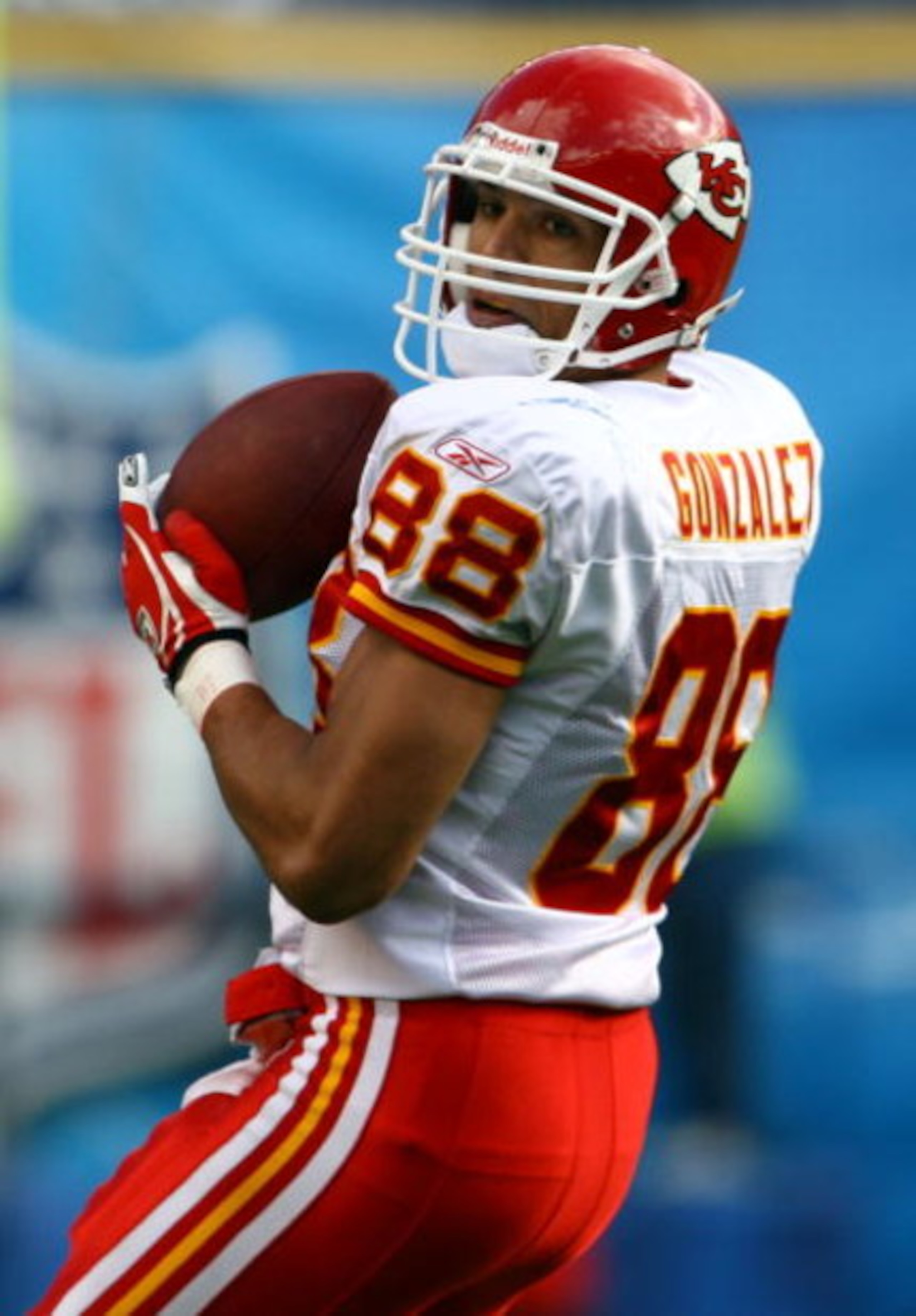 SAN DIEGO , CA - NOVEMBER 09:  Tight end Tony Gonzalez #88 of the Kansas City Chiefs catches a pass against the San Diego Chargers during the first half at Qualcomm Stadium on November 9, 2008 in San Diego, California. The Chargers defeated the Chiefs 20-