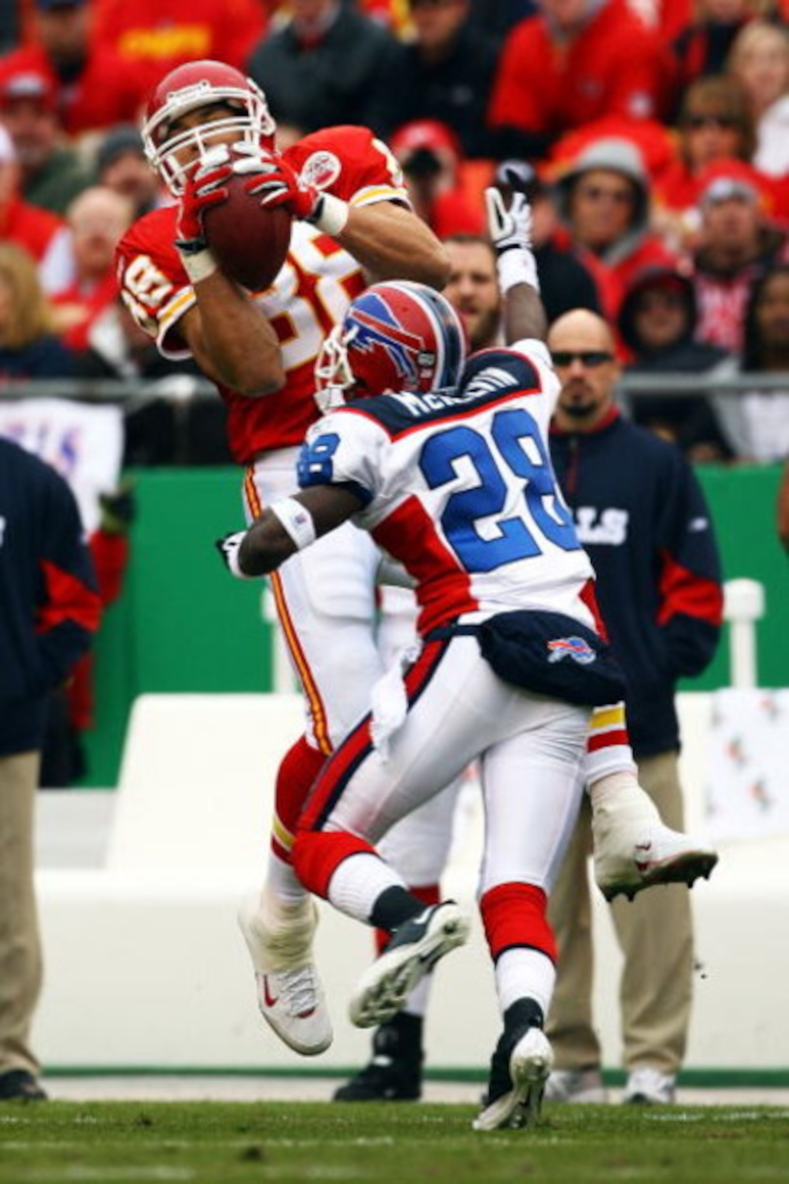 KANSAS CITY, MO - NOVEMBER 23:  Tony Gonzalez #88 of the Kansas City Chiefs catches a pass as Leodis McKelvin #28 of the Buffalo Bills defends during the game on November 23, 2008 at Arrowhead Stadium in Kansas City, Missouri.  (Photo by Jamie Squire/Gett