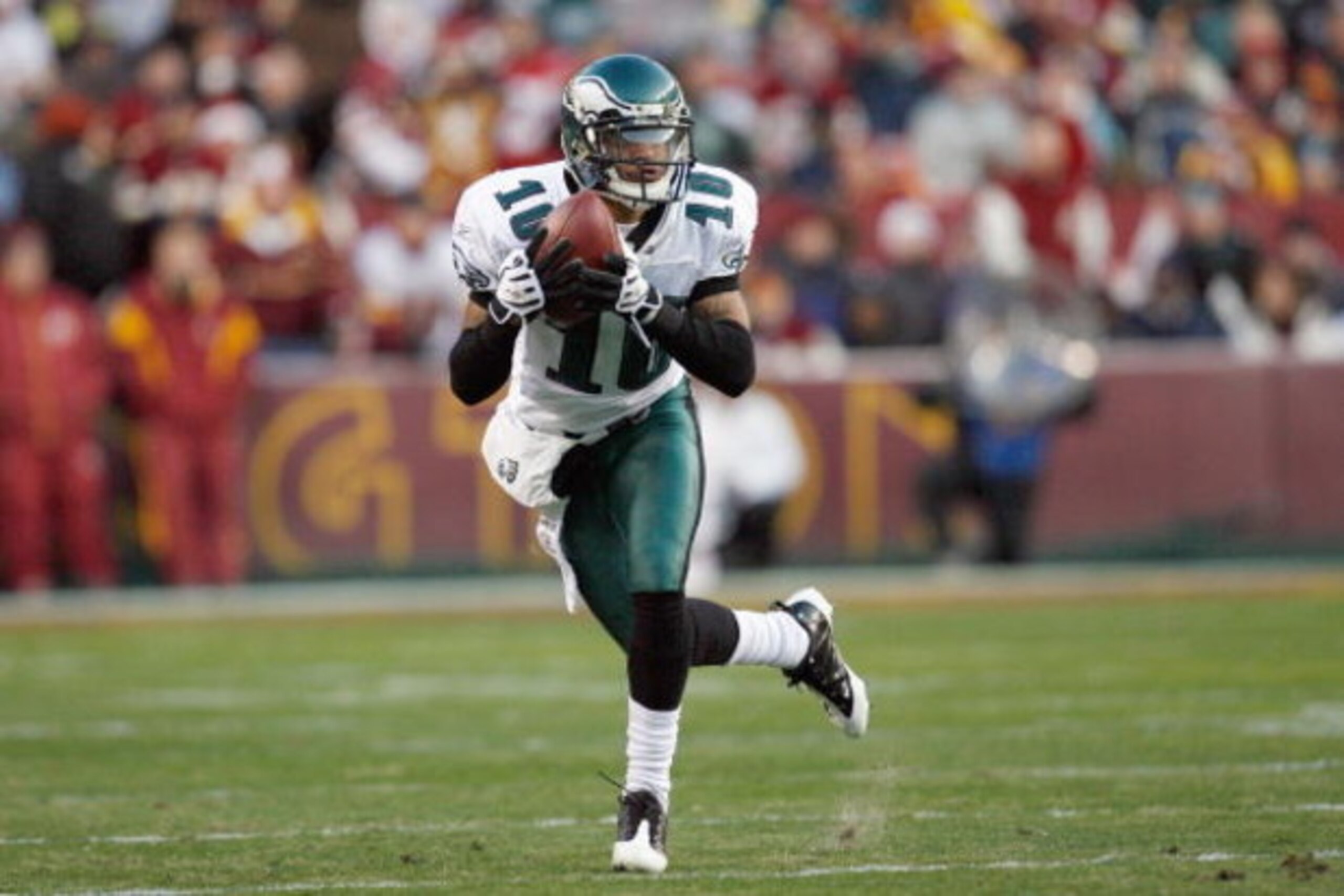LANDOVER, MD - DECEMBER 21:  DeSean Jackson #10 of the Philadelphia Eagles catches the ball during the game against the Washington Redskins on December 21, 2008 at FedEx Field in Landover, Maryland.  (Photo by Kevin C. Cox/Getty Images)