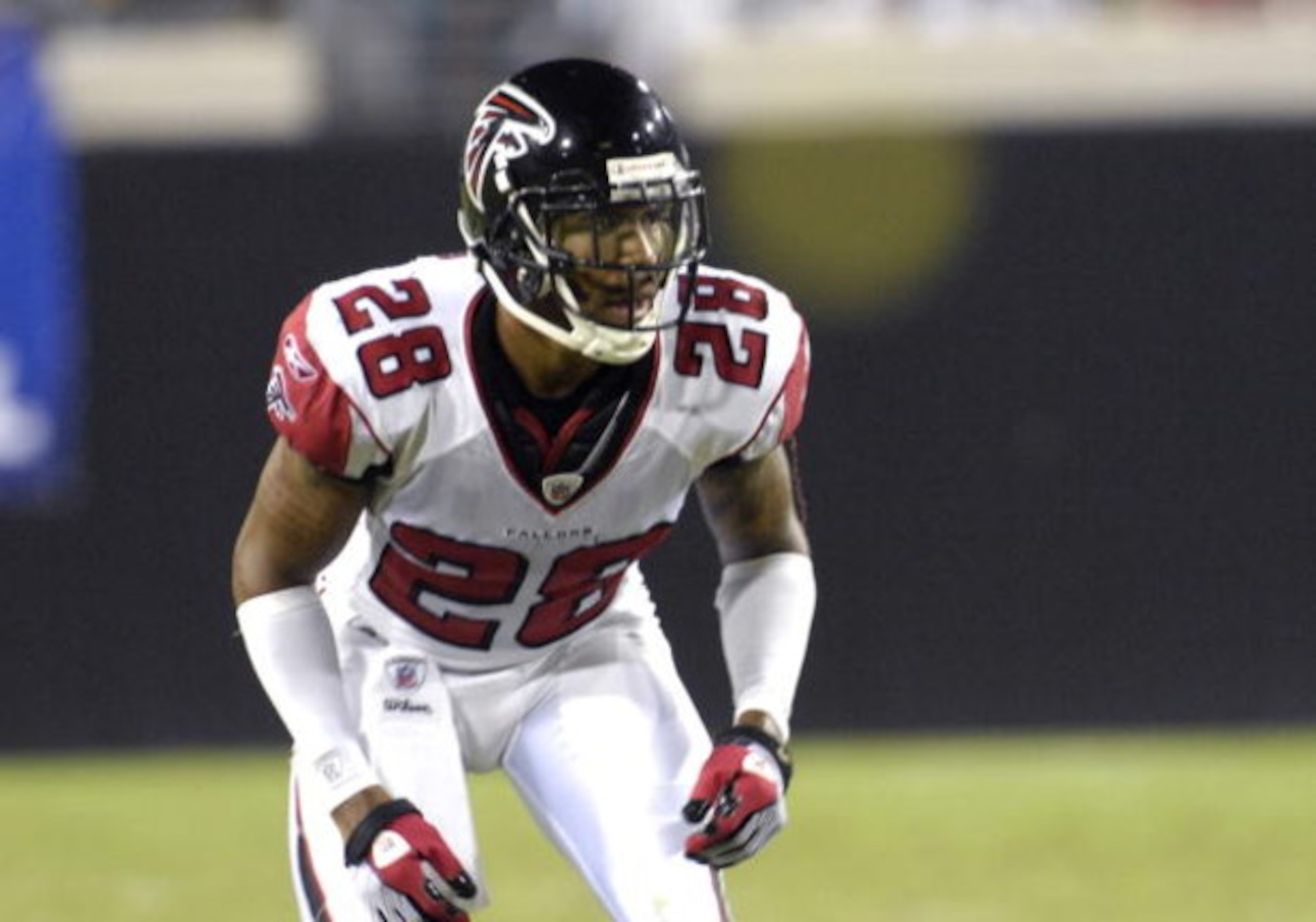 JACKSONVILLE, FL - AUGUST 9: Safety Thomas DeCoud #28 of the Atlanta Falcons sets on defense against the Jacksonville Jaguars at Jacksonville Municipal Stadium on August 9, 2008 in Jacksonville, Florida.   (Photo by Al Messerschmidt/Getty Images) 