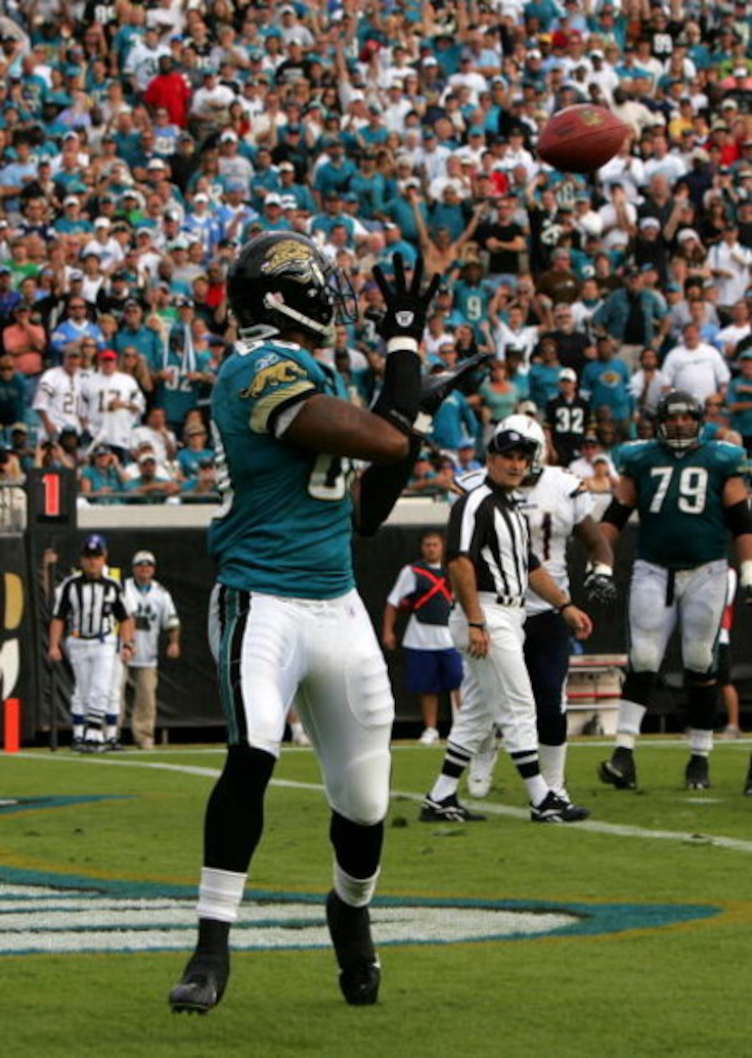 JACKSONVILLE, FL - NOVEMBER 18:  Mercedes Lewis #89 of the Jacksonville Jaguars catches a pass for a touchdown against the San Diego Chargers at Jacksonville Municipal Stadium on November 18, 2007 in Jacksonville, Florida.  (Photo by Sam Greenwood/Getty I