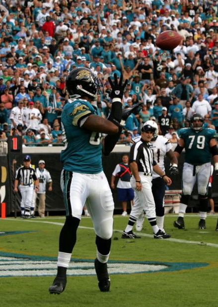 JACKSONVILLE, FL - NOVEMBER 18: Mercedes Lewis #89 of the Jacksonville Jaguars catches a pass for a touchdown against the San Diego Chargers at Jacksonville Municipal Stadium on November 18, 2007 in Jacksonville, Florida. (Photo by Sam Greenwood/Getty I JACKSONVILLE, FL - NOVEMBER 18: Mercedes Lewis #89 of the Jacksonville Jaguars catches a pass for a touchdown against the San Diego Chargers at Jacksonville Municipal Stadium on November 18, 2007 in Jacksonville, Florida. (Photo by Sam Greenwood/Getty I