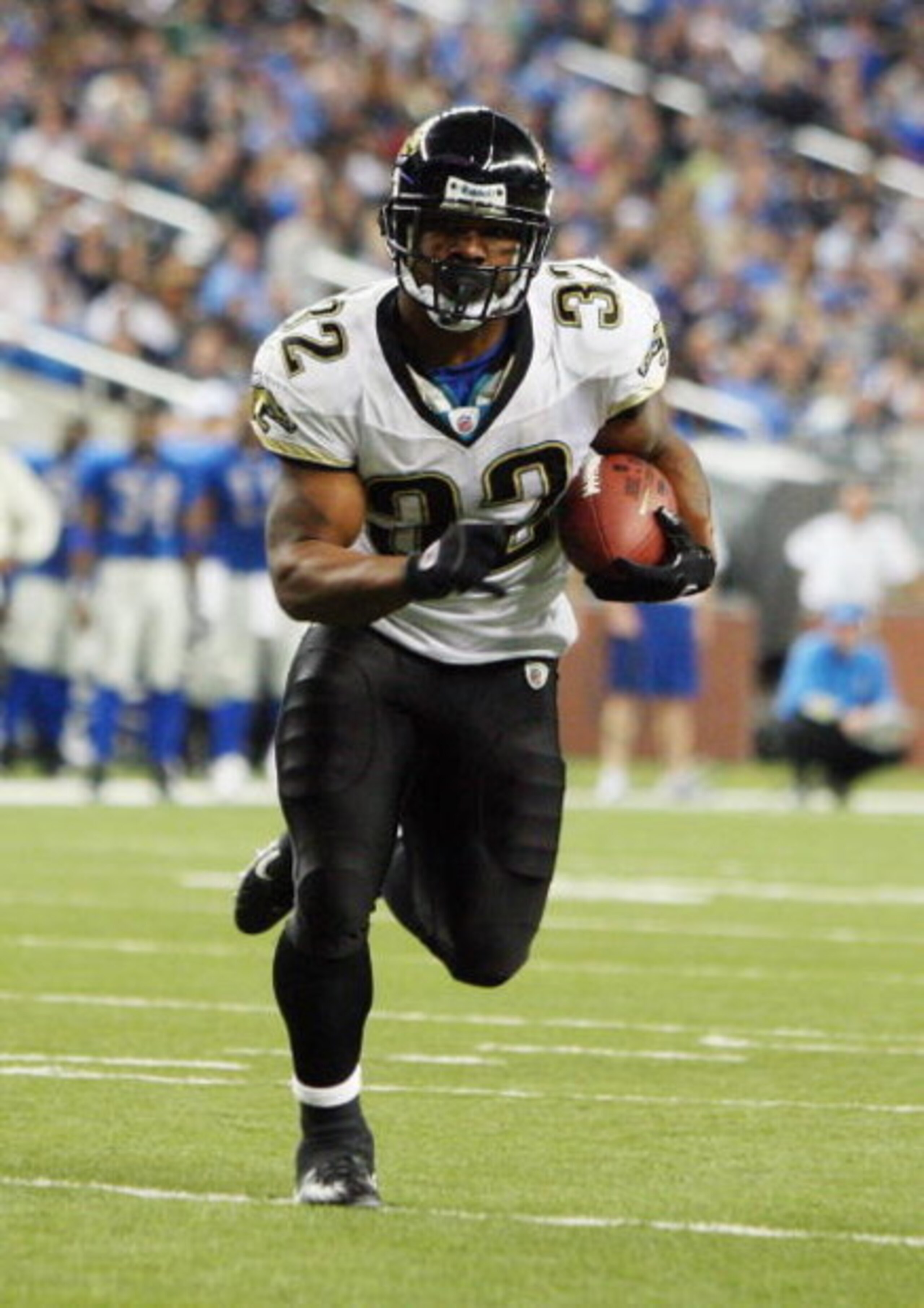 DETROIT - NOVEMBER 09: Maurice Jones-Drew #32 of the Jacksonville Jaguars runs the ball against the Detroit Lions on November 9, 2008 at Ford Field in Detroit, Michigan. Jacksonville defeated Detroit 38-14. (Photo by Jim McIsaac/Getty Images) 