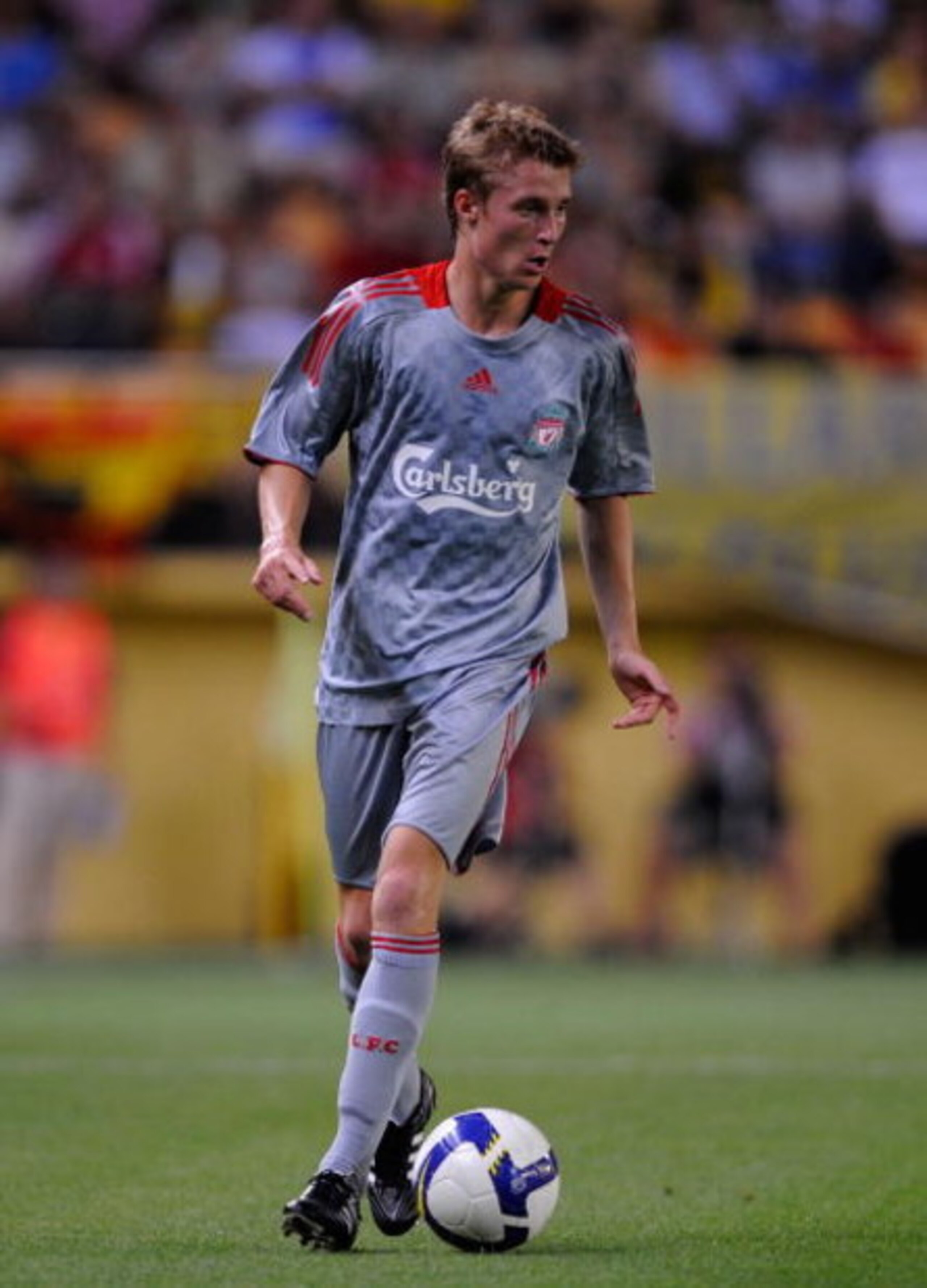 VILLARREAL, SPAIN - JULY 30:  Stephen Darby of Liverpool controls the ball during the pre-season friendly match between Villarreal and Liverpool at the Madrigal stadium on July 30, 2008 in Villarreal, Spain.  (Photo by Denis Doyle/Getty Images)