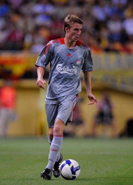 VILLARREAL, SPAIN - JULY 30:  Stephen Darby of Liverpool controls the ball during the pre-season friendly match between Villarreal and Liverpool at the Madrigal stadium on July 30, 2008 in Villarreal, Spain.  (Photo by Denis Doyle/Getty Images)