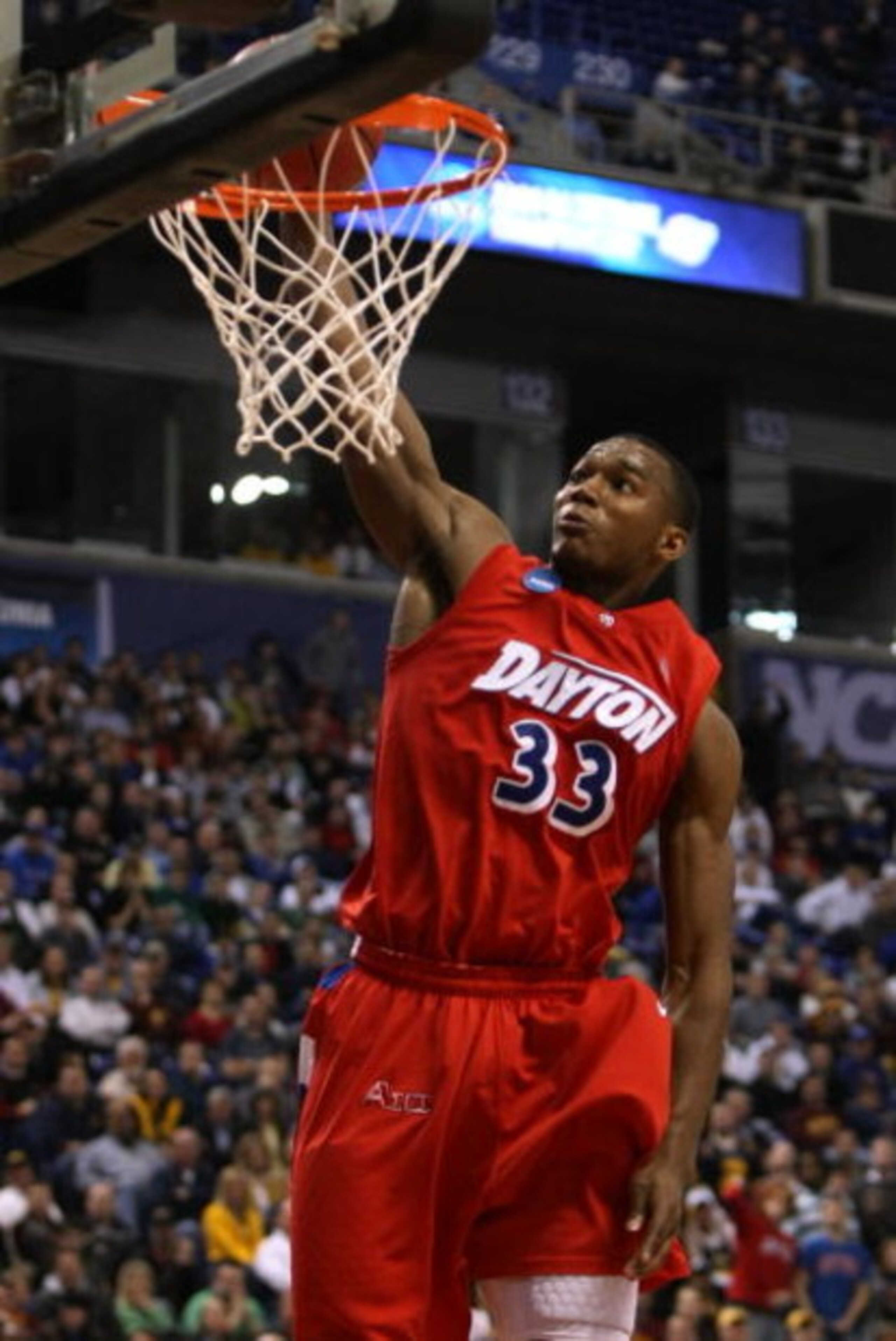 MINNEAPOLIS - MARCH 20:  Chris Wright #33 of the Dayton Flyers dunks against the West Virginia Moutaineers during the first round of the NCAA Division I Men's Basketball Tournament at the Hubert H. Humphrey Metrodome on March 20, 2009 in Minneapolis, Minn
