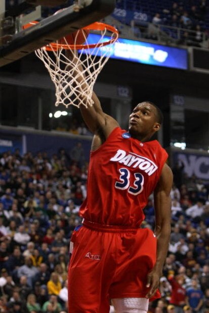 MINNEAPOLIS - MARCH 20:  Chris Wright #33 of the Dayton Flyers dunks against the West Virginia Moutaineers during the first round of the NCAA Division I Men's Basketball Tournament at the Hubert H. Humphrey Metrodome on March 20, 2009 in Minneapolis, Minn