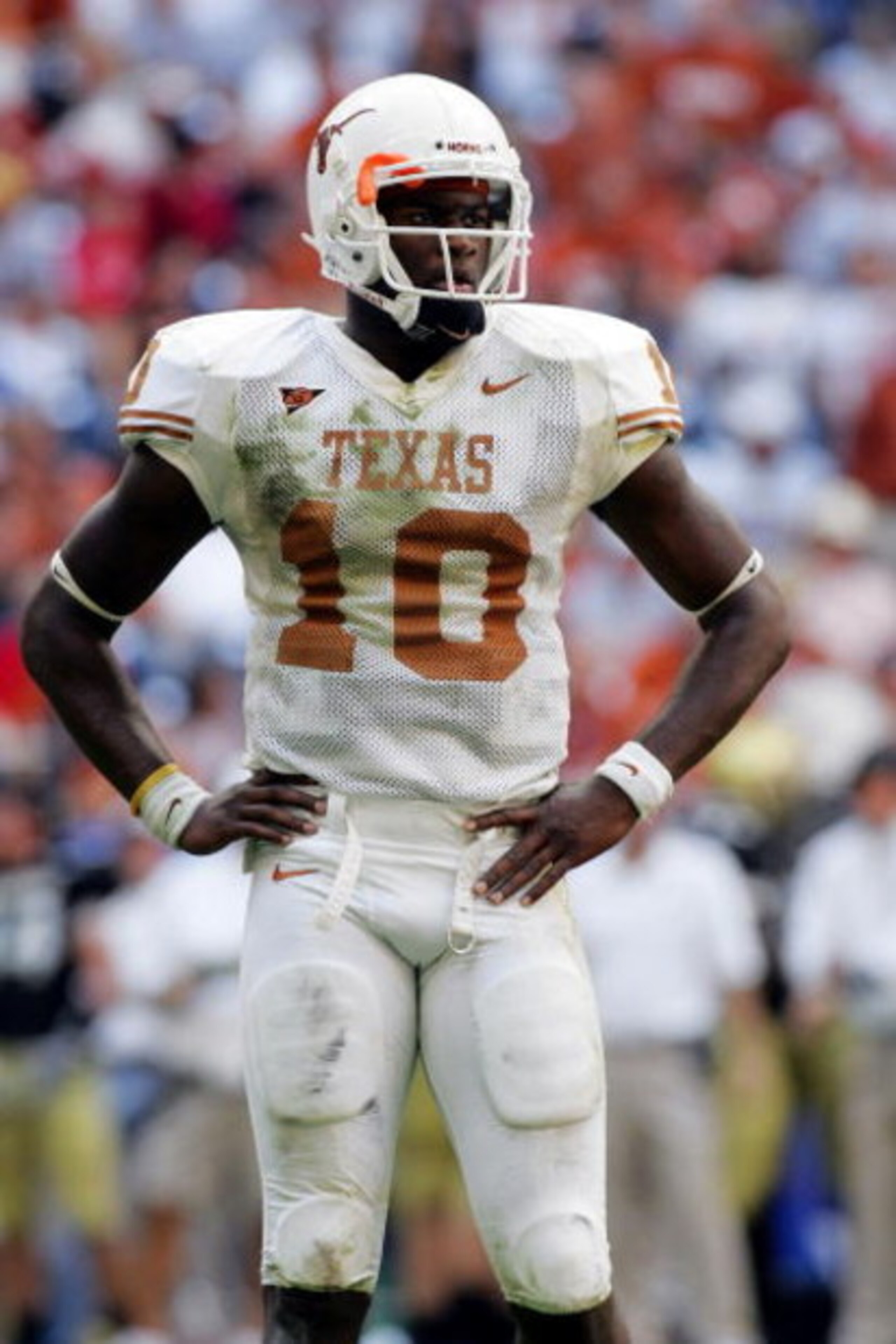 HOUSTON - DECEMBER 3:  Quarterback Vince Young #10 of the Texas Longhorns during play against the Colorado Buffaloes during the Dr. Pepper Big 12 Championship at Reliant Stadium December 3, 2005 in Houston, Texas.  (Photo by Ronald Martinez/Getty Images) 