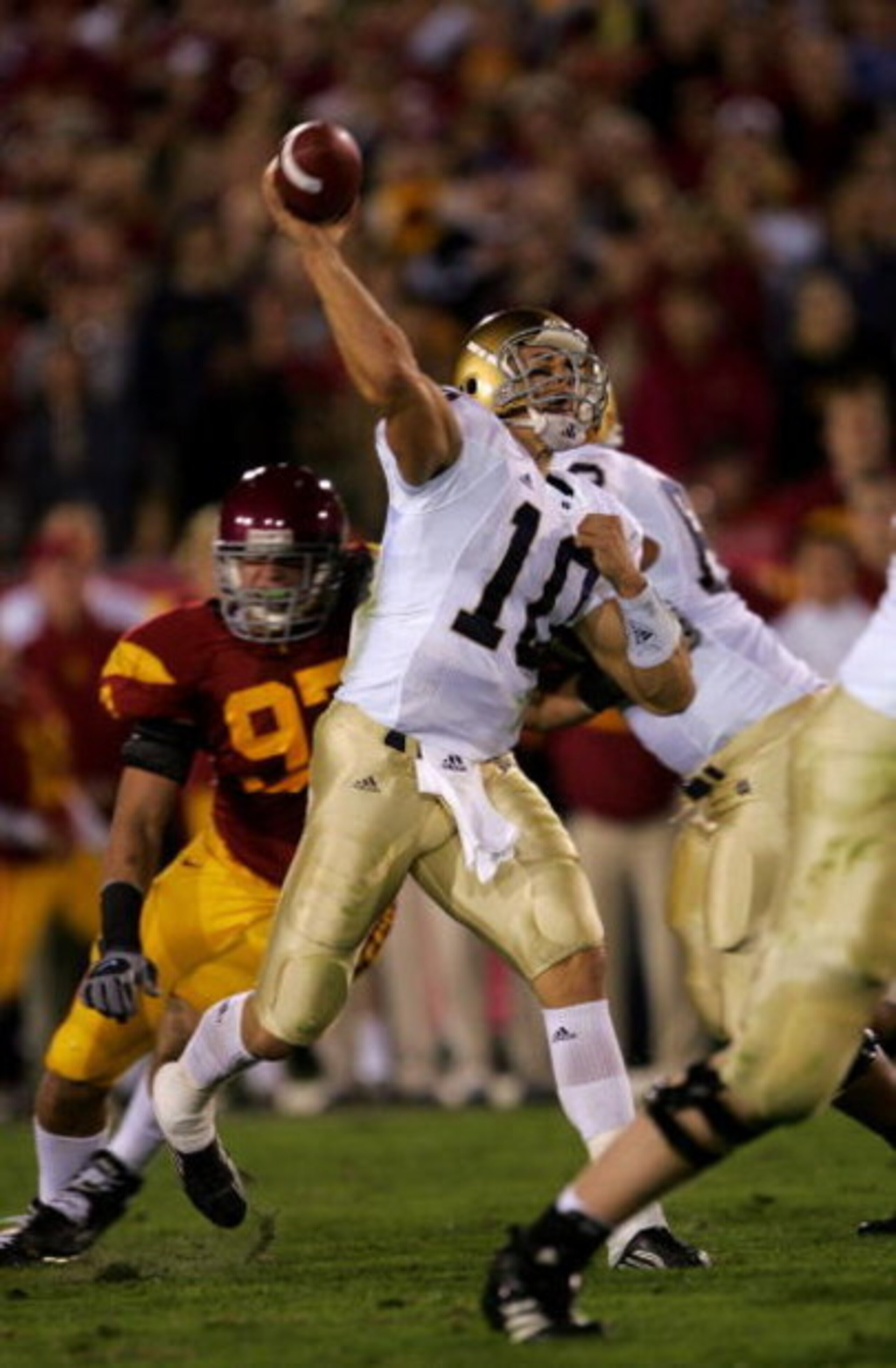 LOS ANGELES - NOVEMBER 25:  Quarterback Brady Quinn #10 of the Notre Dame Fighting Irish throws a pass against the USC Trojans on November 25, 2006 at the Los Angeles Memorial Coliseum in Los Angeles, California.  USC won 44-24.  (Photo by Stephen Dunn/Ge