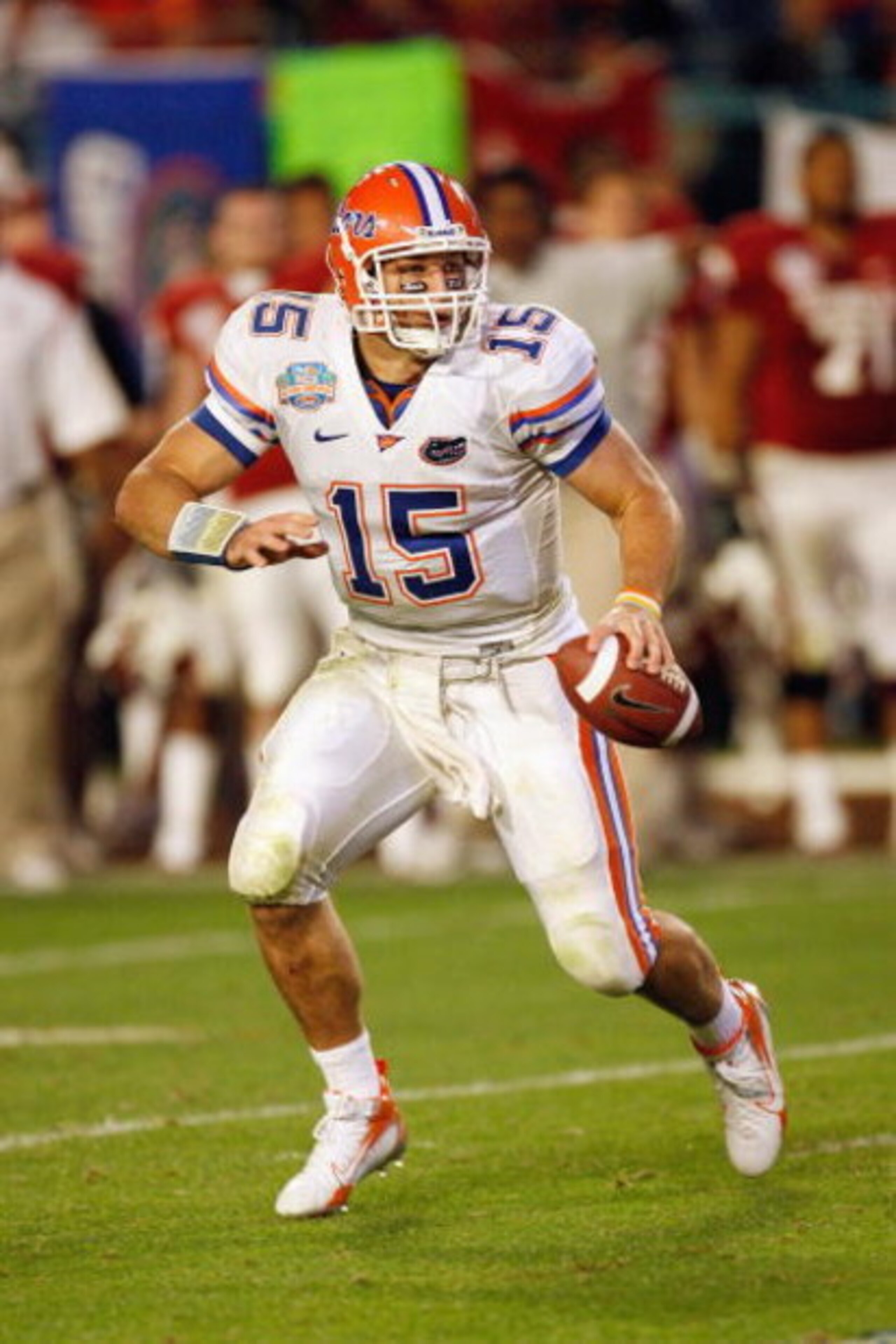 MIAMI - JANUARY 08:  Quarterback Tim Tebow #15 of the Florida Gators runs to pass the ball against the Oklahoma Sooners during the FedEx BCS National Championship Game at Dolphin Stadium on January 8, 2009 in Miami, Florida.  (Photo by Eliot J. Schechter/