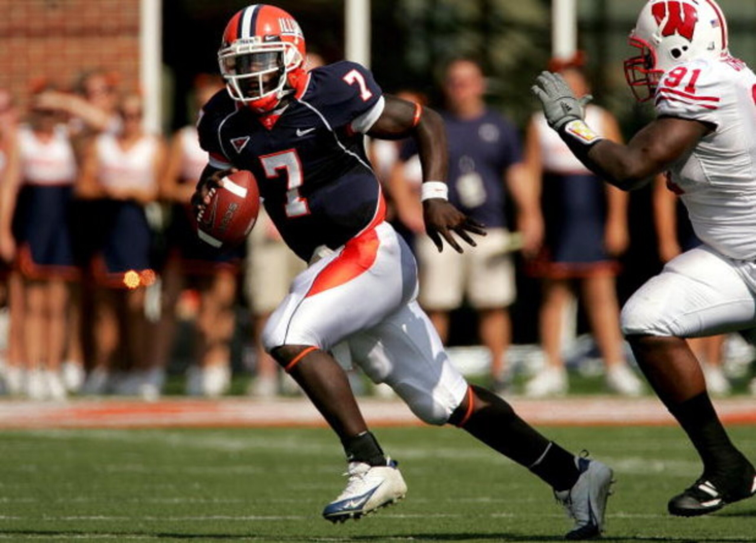 CHAMPAIGN, IL - OCTOBER 06:  Juice Williams #7 of the Illinois Fighting Illini is chased out of the pocket by Jason Chapman #91 of the Wisconsin Badgers October 6, 2007 at Memorial Stadium in Champaign, Illinois.  (Photo by Matthew Stockman/Getty Images)