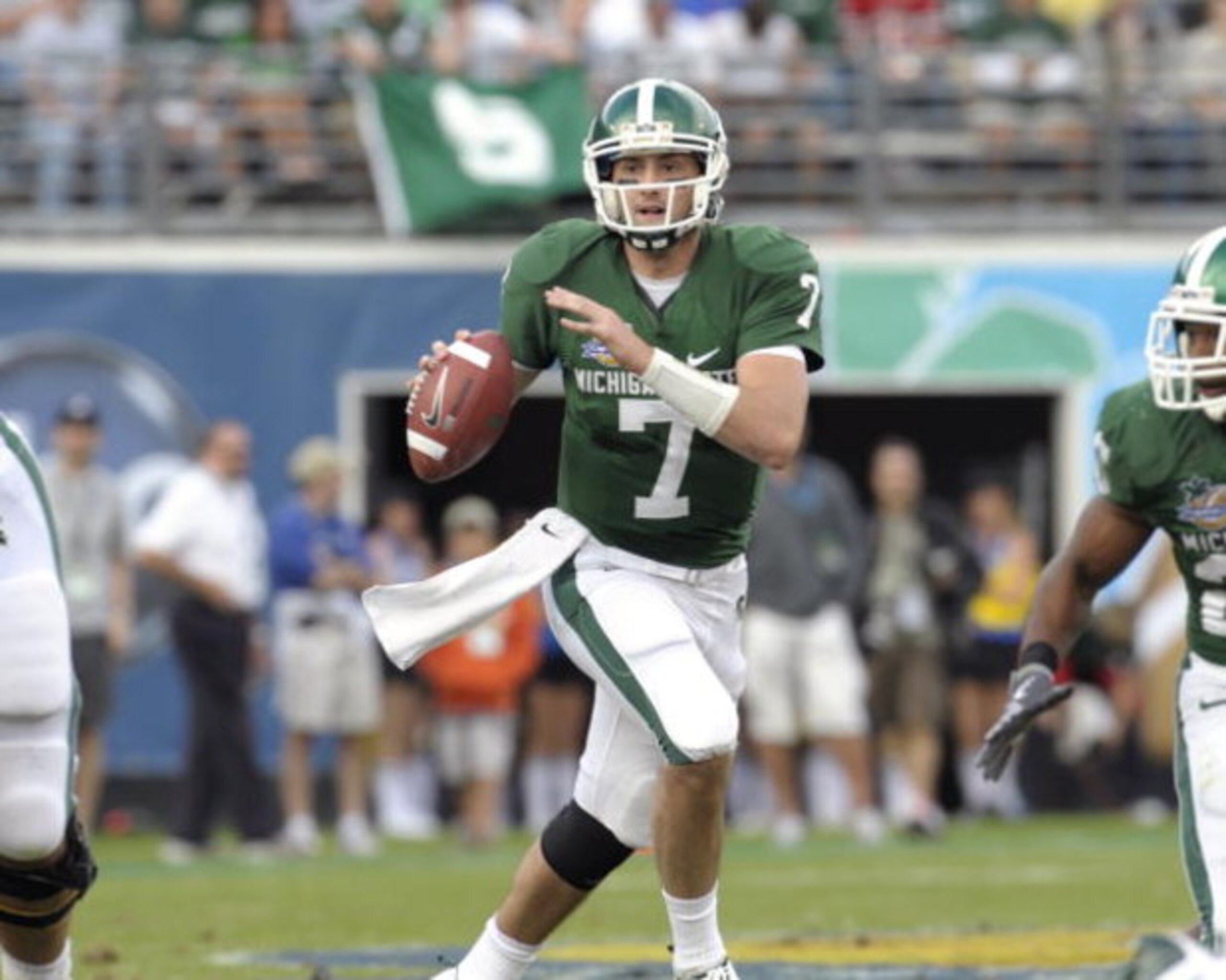 ORLANDO, FL - JANUARY 1: Quarterback Brian Hoyer #7 of the Michigan State Spartans sets to pass against the Georgia Bulldogs at the 2009 Capital One Bowl at the Citrus Bowl on January 1, 2009 in Orlando, Florida.  (Photo by Al Messerschmidt/Getty Images) 