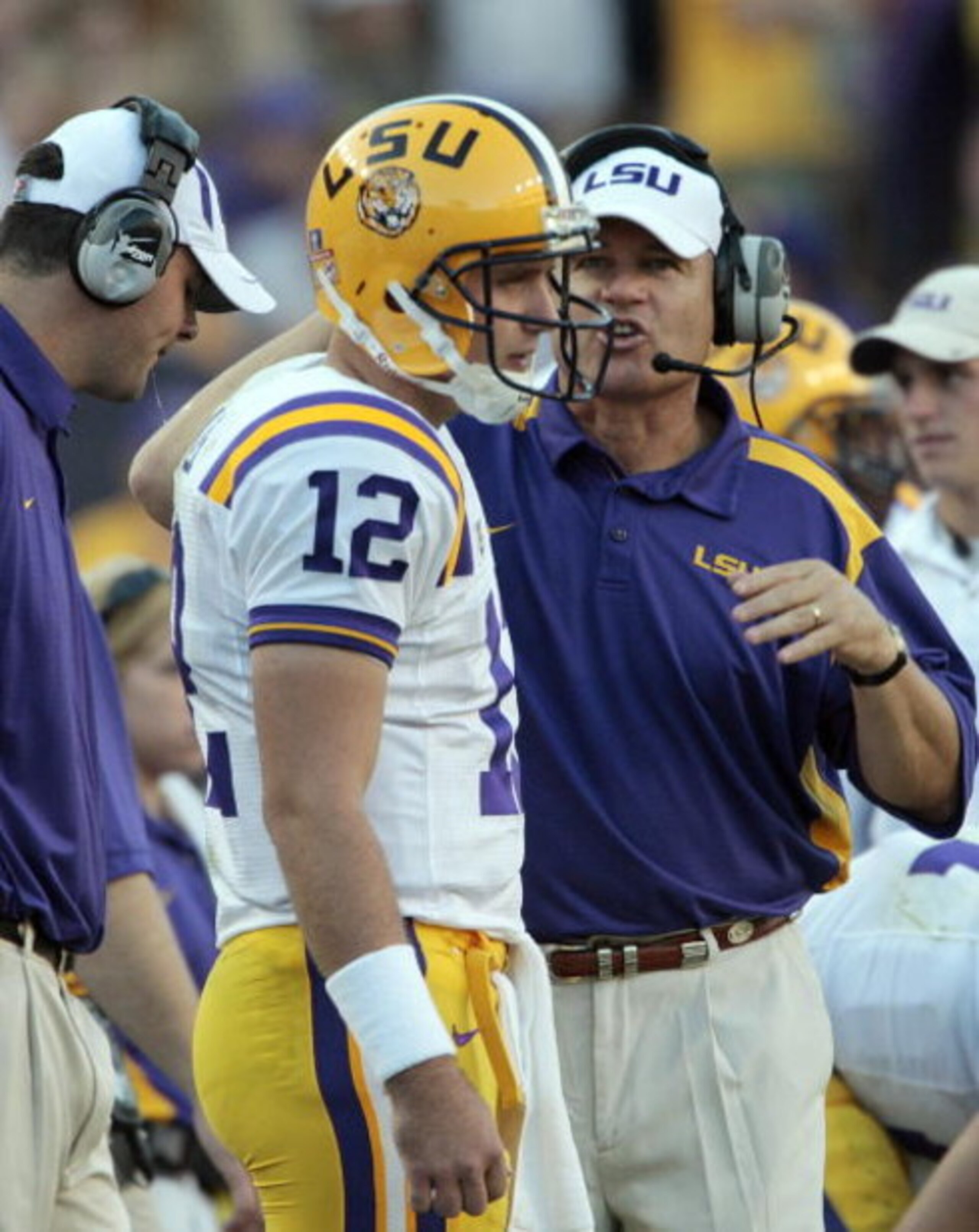BATON ROUGE, LA - OCTOBER 25:  Coach Les Miles talks with quarterback Jarrett Lee #12 of Louisiana State during their football game against Georgia at Tiger Stadium on October 25, 2008 in Baton Rouge, Louisiana. Georgia won 52-38.  (Photo by Dave Martin/G