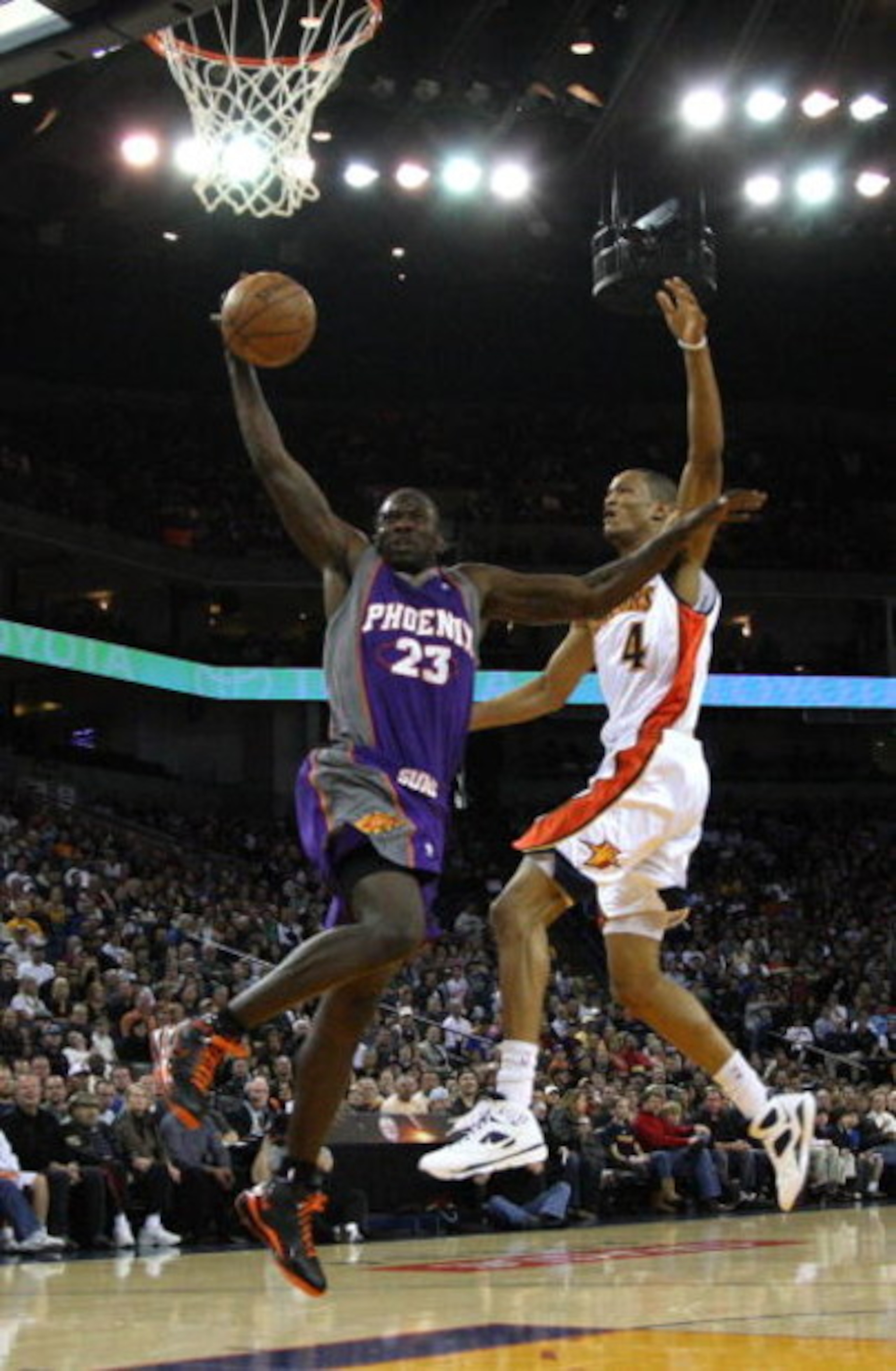 OAKLAND, CA - MARCH 15:  Jason Richardson #23 of the Phoenix Suns dunks over Anthony Randolph #4 of the Golden State Warriors during an NBA game on March 15, 2009 at Oracle Arena in Oakland, California. NOTE TO USER: User expressly acknowledges and agrees