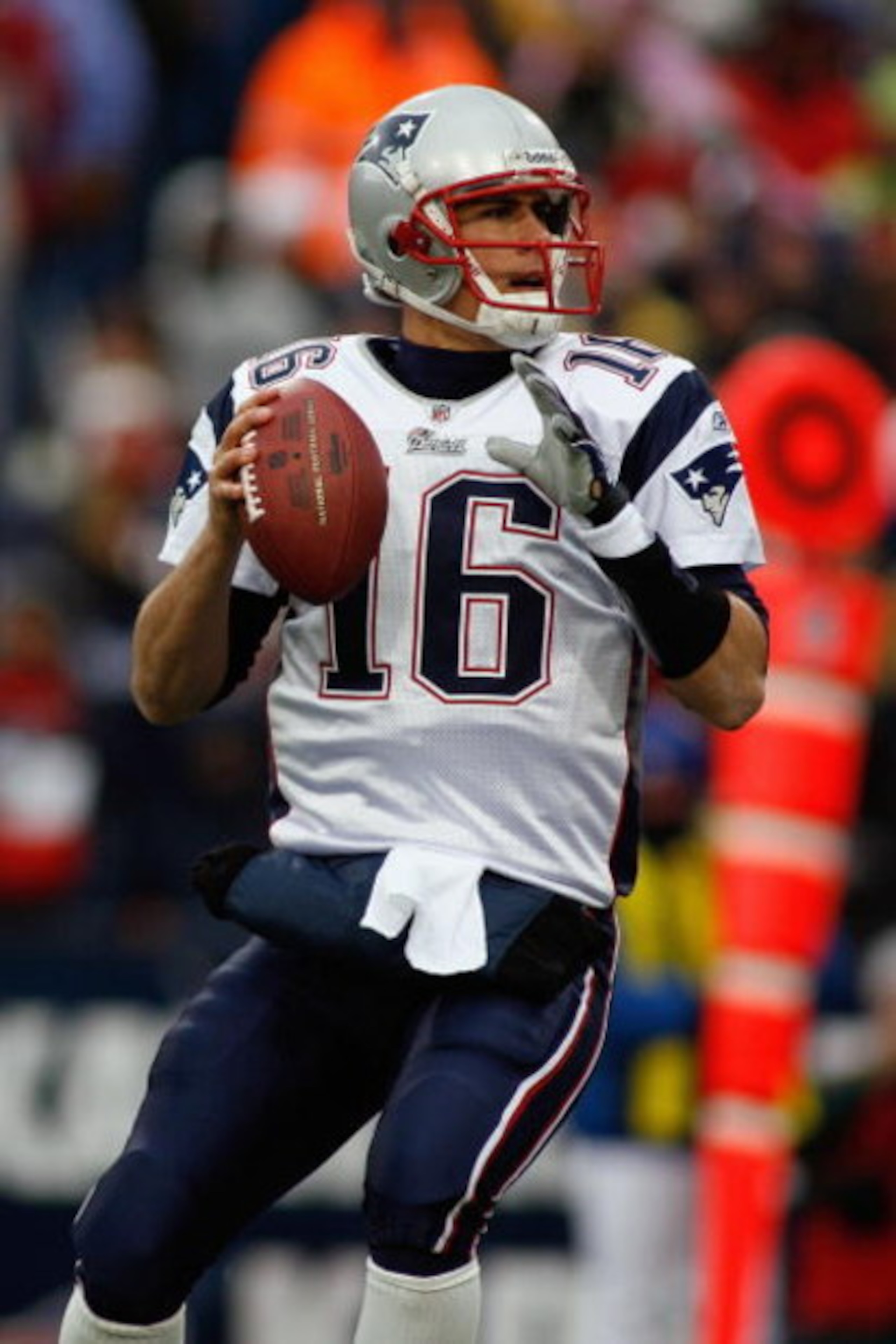 ORCHARD PARK, NY - DECEMBER 28:  Matt Cassel #16 of the New England Patriots looks for a receiver during the game against the Buffalo Bills on December 28, 2008 at Ralph Wilson Stadium in Orchard Park, New York. (Photo by Rick Stewart/Getty Images)