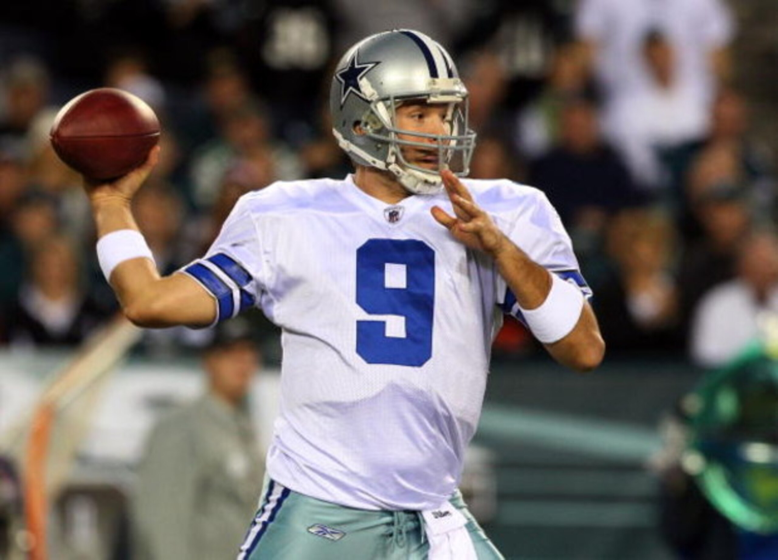 PHILADELPHIA - DECEMBER 28:  Tony Romo #9 of the Dallas Cowboys throws a pass against the Philadelphia Eagles on December 28, 2008 at Lincoln Financial Field in Philadelphia, Pennsylvania.  (Photo by Jim McIsaac/Getty Images)