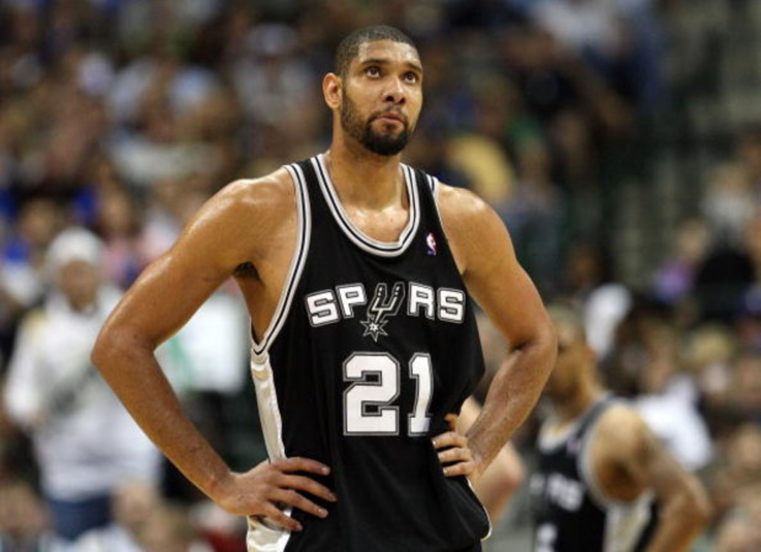 DALLAS - APRIL 25:  Forward Tim Duncan #21 of the San Antonio Spurs during play against the Dallas Mavericks in Game Four of the Western Conference Quarterfinals during the 2009 NBA Playoffs at American Airlines Center on April 25, 2009 in Dallas, Texas. 