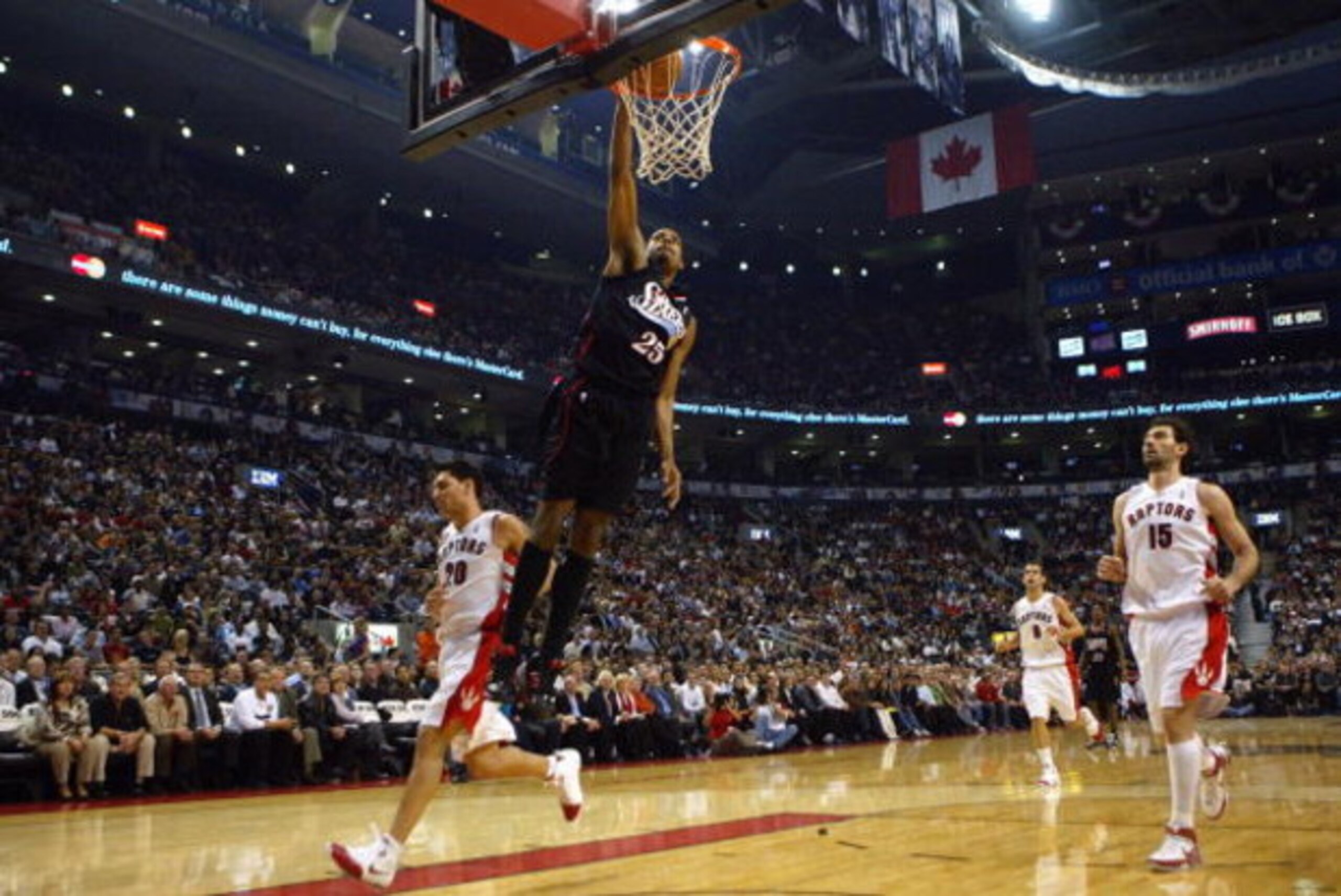 TORONTO - OCTOBER 31:  Rodney Carney #25 of the Philadelphia 76ers dunks against of the Toronto Raptors at the Air Canada Centre on October 31, 2007 in Toronto, Ontario, Canada.  The Raptors won 106-97.  NOTE TO USER: User expressly acknowledges and agree