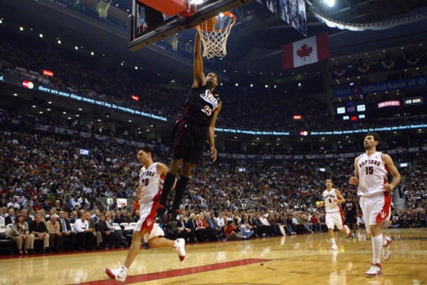 TORONTO - OCTOBER 31:  Rodney Carney #25 of the Philadelphia 76ers dunks against of the Toronto Raptors at the Air Canada Centre on October 31, 2007 in Toronto, Ontario, Canada.  The Raptors won 106-97.  NOTE TO USER: User expressly acknowledges and agree