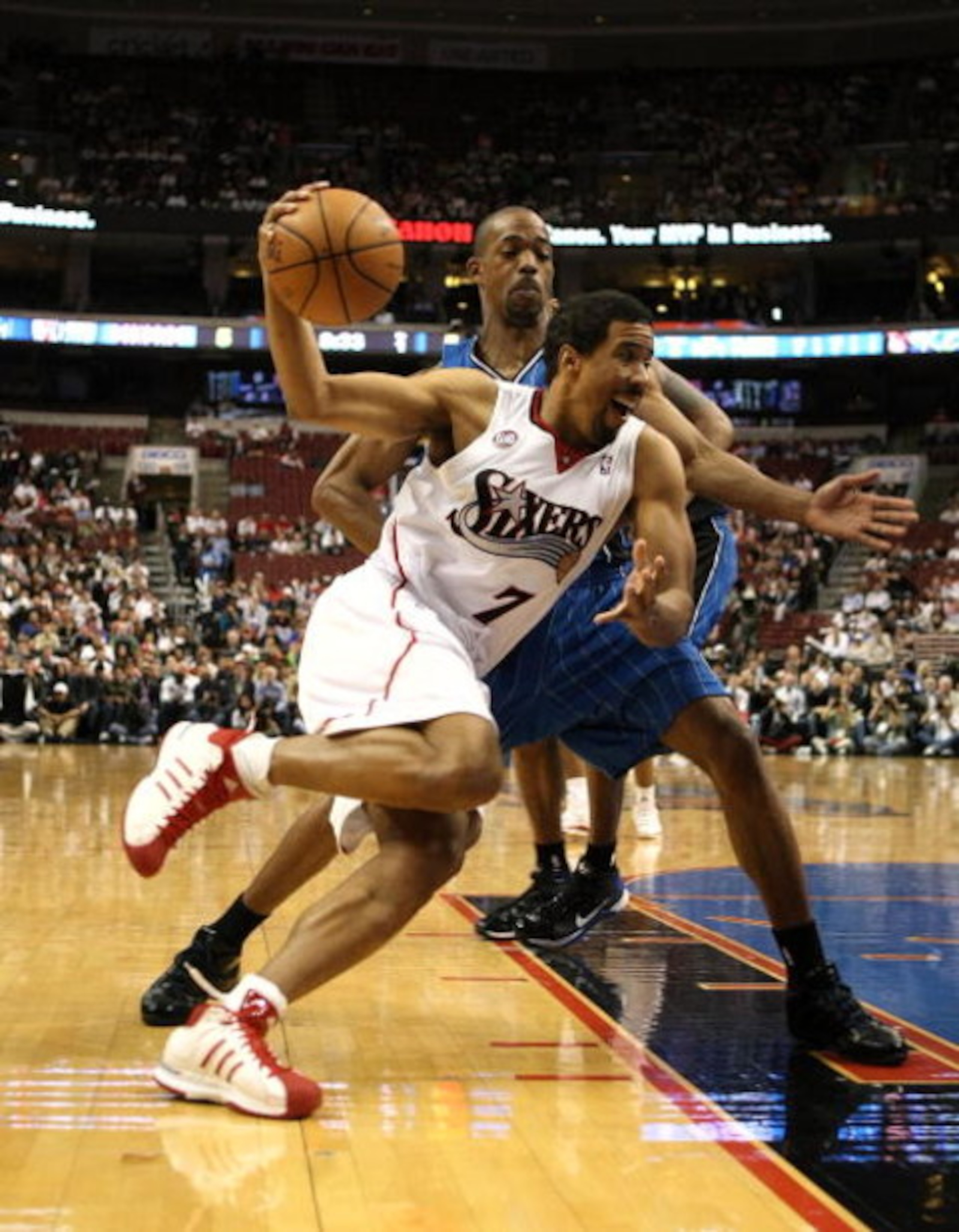 PHILADELPHIA - APRIL 30: Andre Miller #7  of the Philadelphia 76ers drives to the basket against Rafer Alston #1 of the Orlando Magic during Game Six of the Eastern Conference Quarterfinals at Wachovia Center on April 30, 2009 in Philadelphia, Pennsylvani