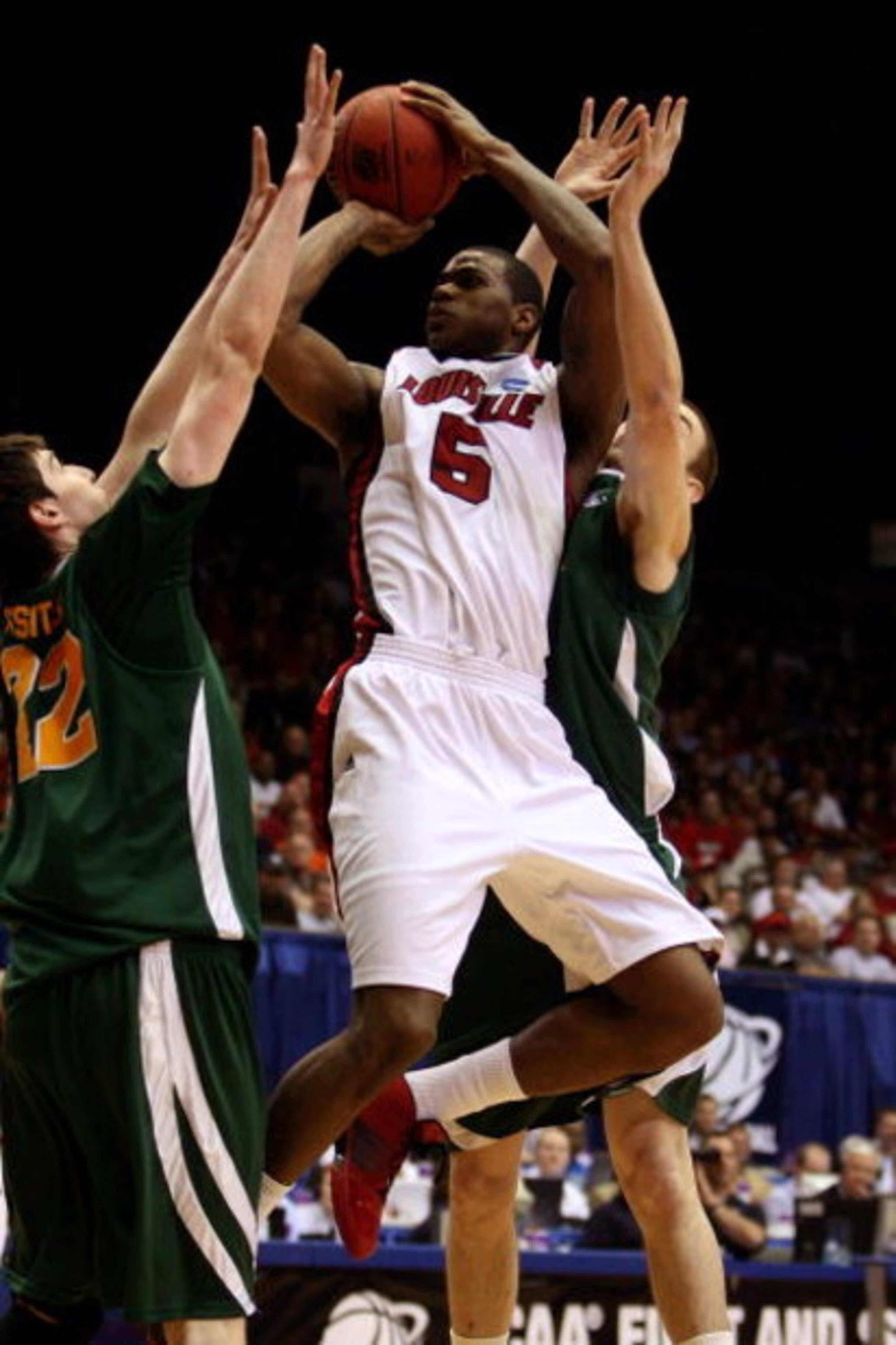 DAYTON, OH - MARCH 22: Earl Clark #5 of the Louisville Cardinals drives to the hoop against the Siena Saints during the second round of the NCAA Division I Men's Basketball Tournament at the University of Dayton Arena on March 22, 2009 in Dayton, Ohio. ( DAYTON, OH - MARCH 22: Earl Clark #5 of the Louisville Cardinals drives to the hoop against the Siena Saints during the second round of the NCAA Division I Men's Basketball Tournament at the University of Dayton Arena on March 22, 2009 in Dayton, Ohio. (