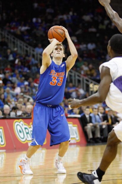 KANSAS CITY, MO - NOVEMBER 25: Nick Calathes #33 of the Florida Gators takes a shot against the Washington Huskies during the CBE Classic consolation game on November 25, 2008 at the Sprint Center in Kansas City, Missouri. (Photo by: Jamie Squire/Getty Im