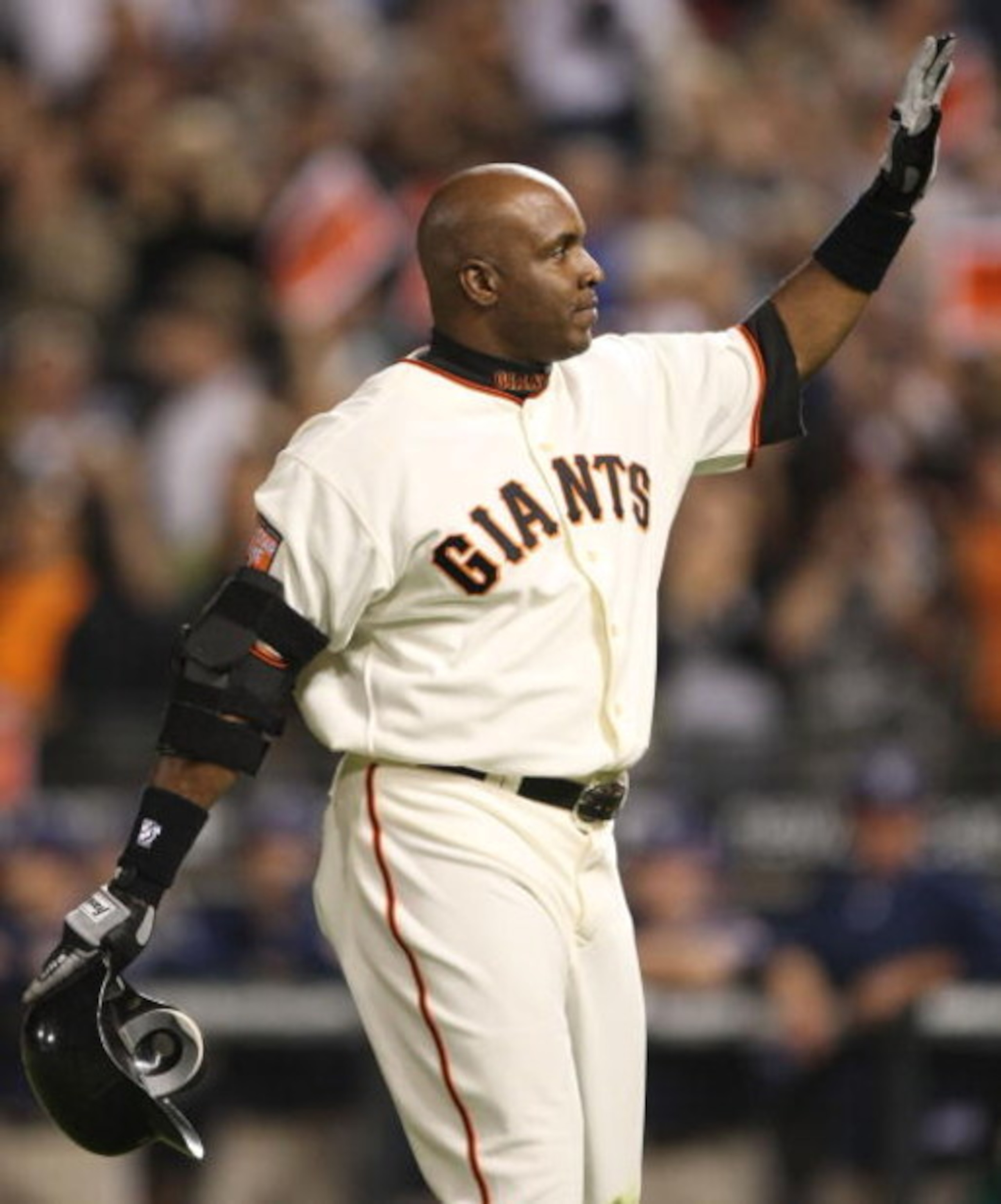 SAN FRANCISCO - SEPTEMBER 26:  Barry Bonds #25 of the San Francisco Giants waves to fans as he leaves the game against the San Diego Padres at the end of the sixth inning on September 26, 2007 at AT&T Park in San Francisco, California. Tonight will be the