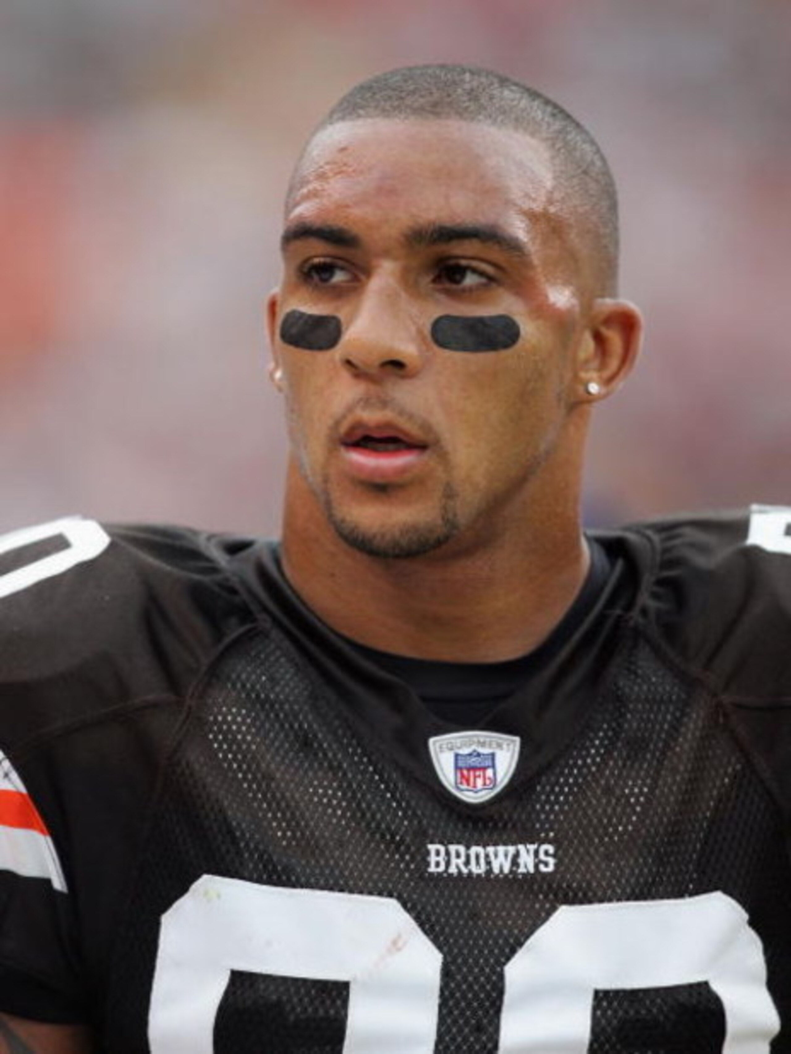 CLEVELAND - SEPTEMBER 9: Kellen Winslow #80 of the Cleveland Browns looks on against the Pittsburgh Steelers during their season opening game at Cleveland Browns Stadium September 9, 2007 in Cleveland, Ohio. (Photo by Jim McIsaac/Getty Images) 