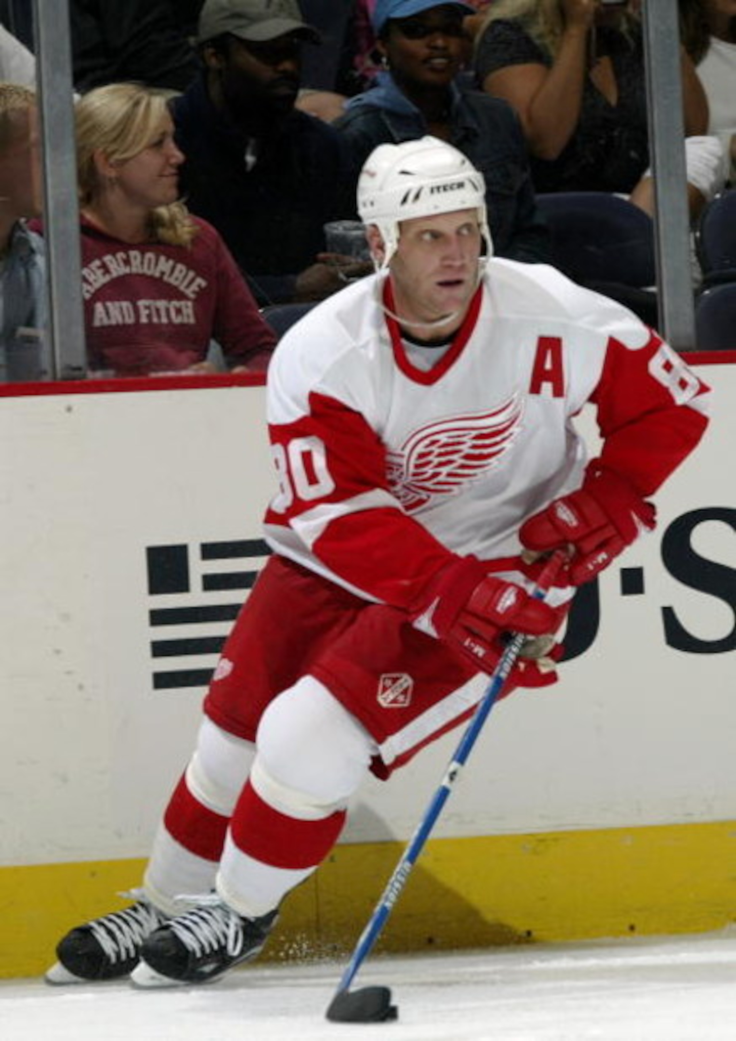 WASHINGTON - SEPTEMBER 25:  Brett Hull #80 of the Detroit Red Wings controls the puck against the Washington Capitals during the preseason NHL game on September 25, 2003 at the MCI Center in Washington D.C. The Red Wings defeated the Capitals 4-3. (Photo 