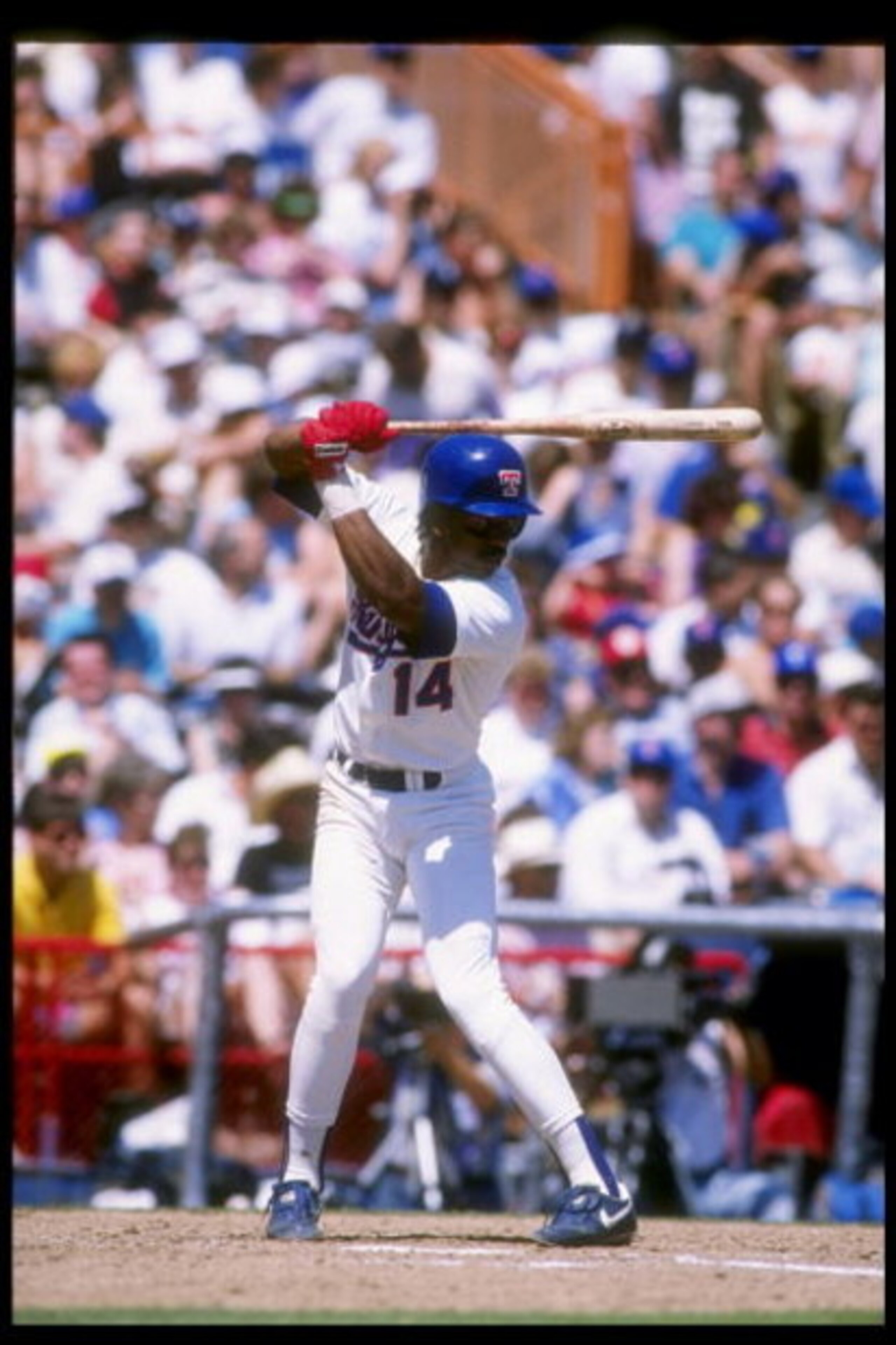 1990:  Second baseman Julio Franco of the Texas Rangers prepares to swing at the ball. Mandatory Credit: Joe Patronite  /Allsport